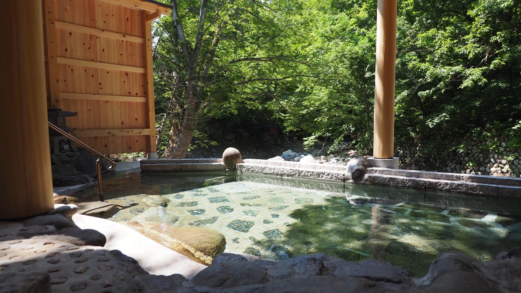 [2021年7月更新！ 】＜Seseragi no Yu＞ 面朝溪谷清澈河水的男女混合露天浴池（有女性专用时间）