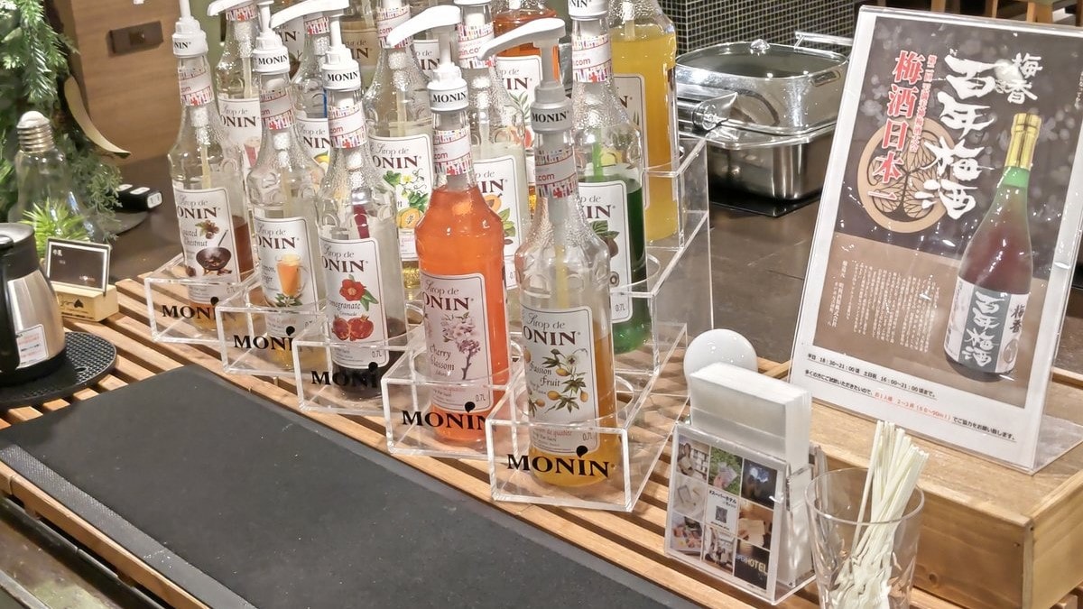 Quầy bar chào đón miễn phí, nơi bạn có thể thư giãn và thưởng thức rượu vang, rượu shochu, cà phê, v.v. tại phòng chờ.