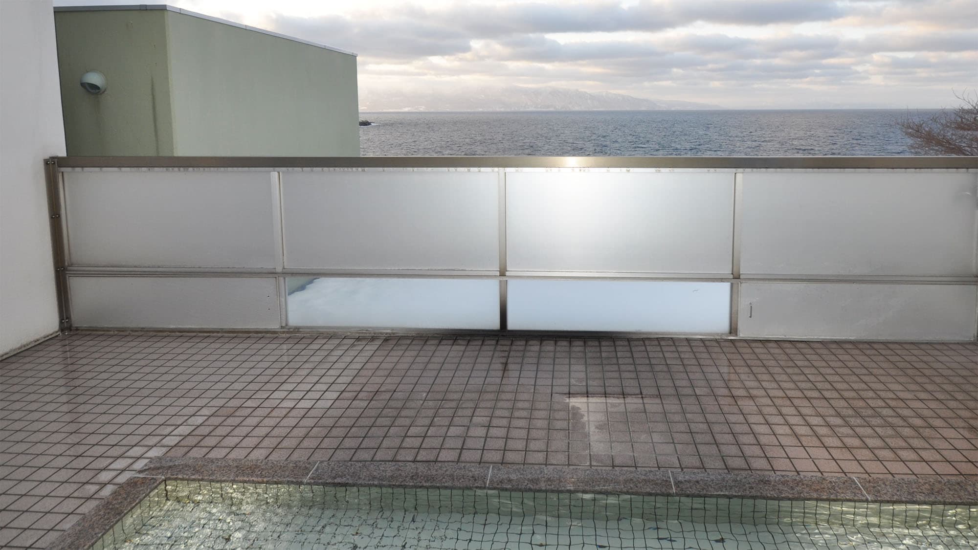 [Hot spring (women's bath)] The horizon spreads out beyond the steam.