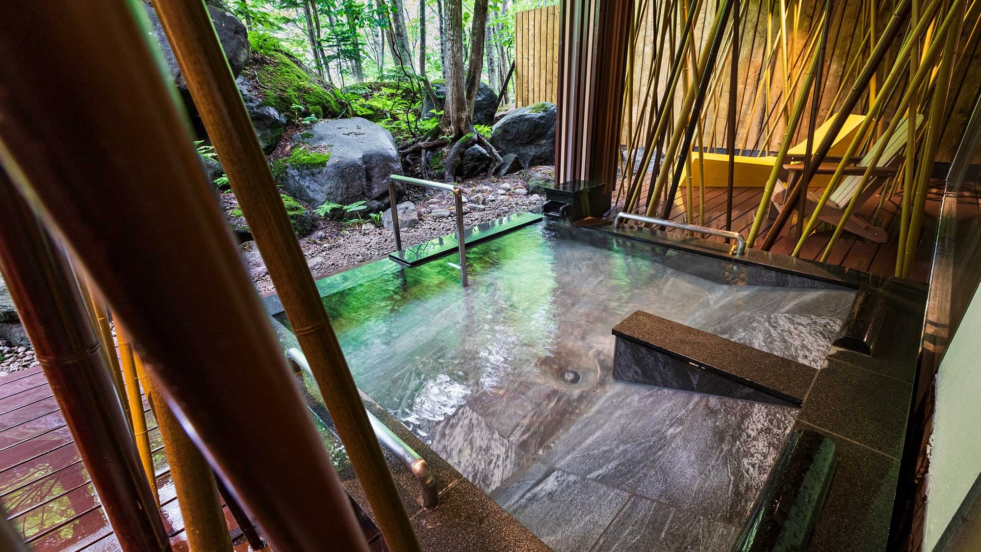 [Nature's Bath "Bird's Voice"] You can relax and enjoy the bath while stretching your limbs in the reclining bath.