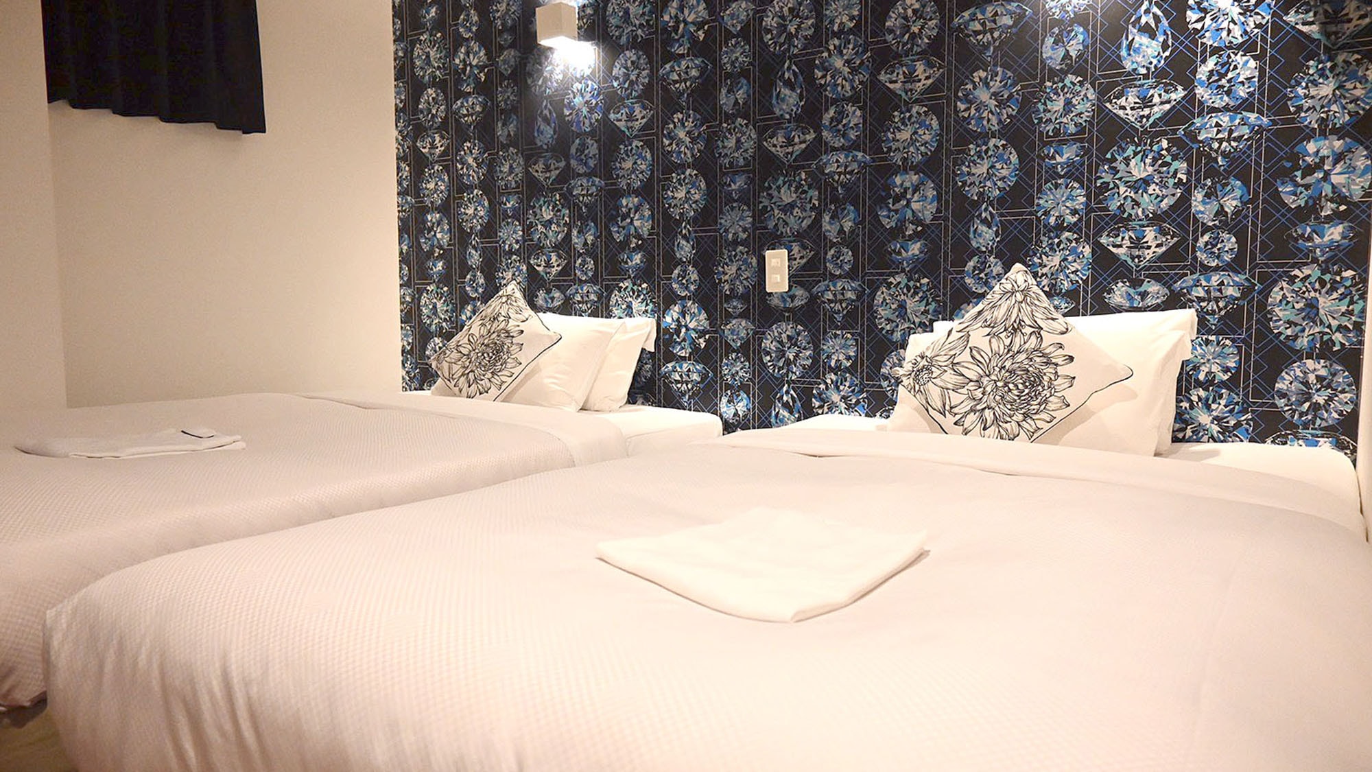・[Example of a spacious twin room] Two semi-double beds installed