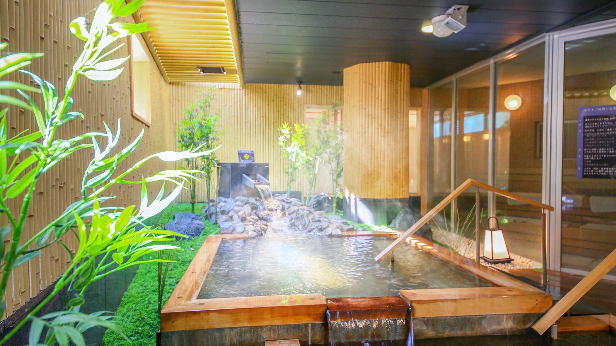 泉質は塩化物・炭酸水素塩泉で、別名「美人の湯」と言われています。