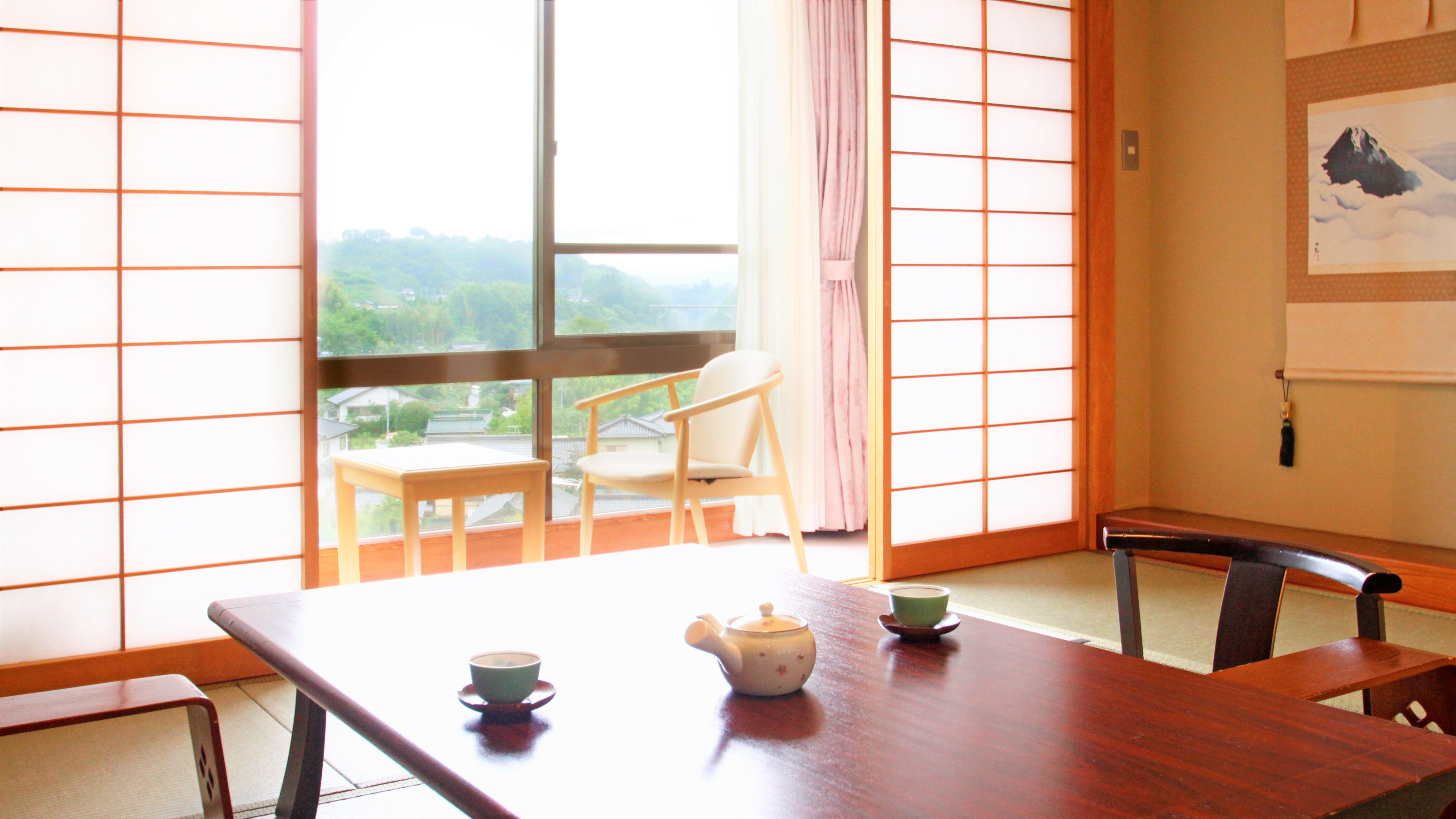□ [Japanese-style room with a view of the mountains] A room facing the hills of Minami Shinshu from the lower reaches of the Tenryu River (mainly views of the hills and residential areas)