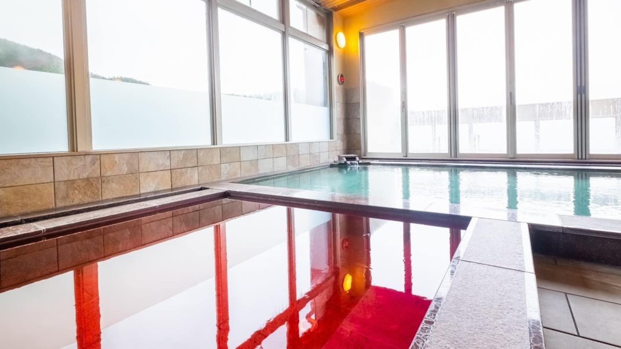 [Tắm rượu] Tắm rượu sử dụng loại rượu đặc sản của Yamanashi.