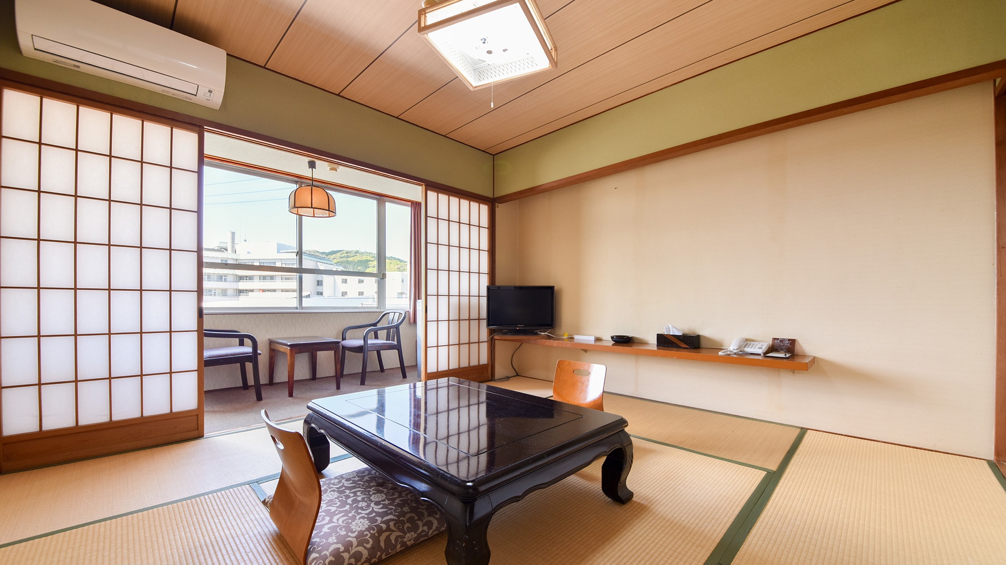 *[Contoh kamar tamu: Kamar bergaya Jepang dengan 8 tikar tatami] Silakan regangkan kaki Anda dan bersantai.