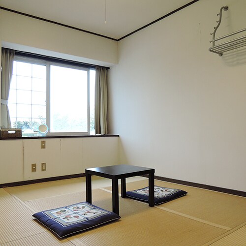 *[Example of a Japanese-style room] An 8-tatami Japanese-style room in the annex. It is connected to the main building by a corridor.