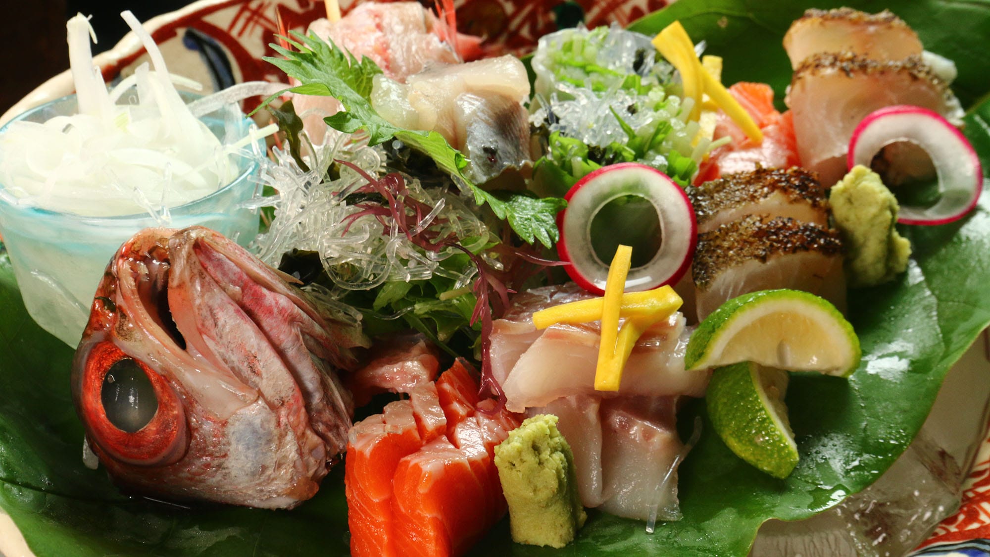 *晚餐範例：生魚片、飛鎢牛肉、海鮮套餐、整條玫瑰鱸魚等。