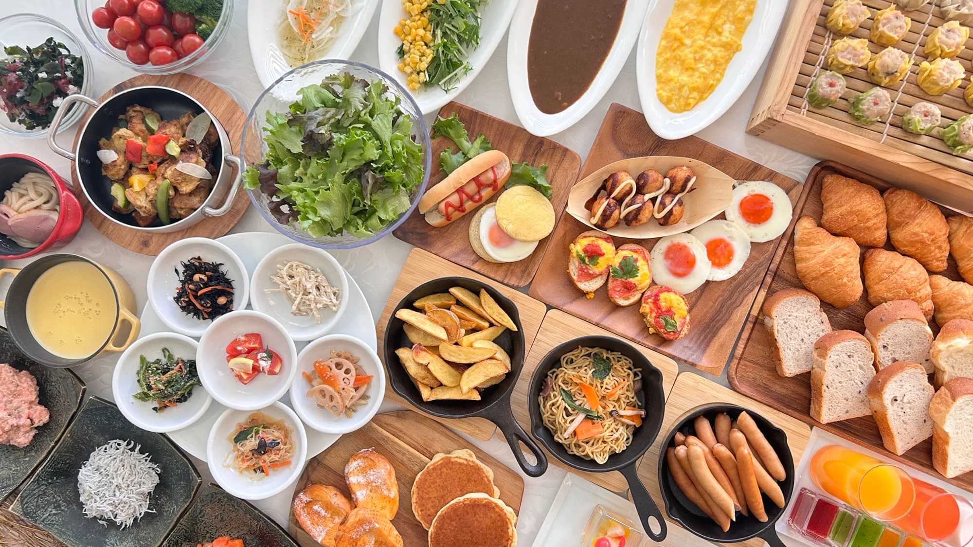 Bữa sáng tự chọn với đủ loại món ăn từ hải sản vùng vịnh Osaka đến rau củ từ Senshu.