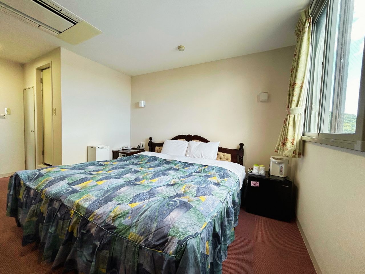 [雙人房] 寬敞的客房，配有獨立的浴室和衛生間。