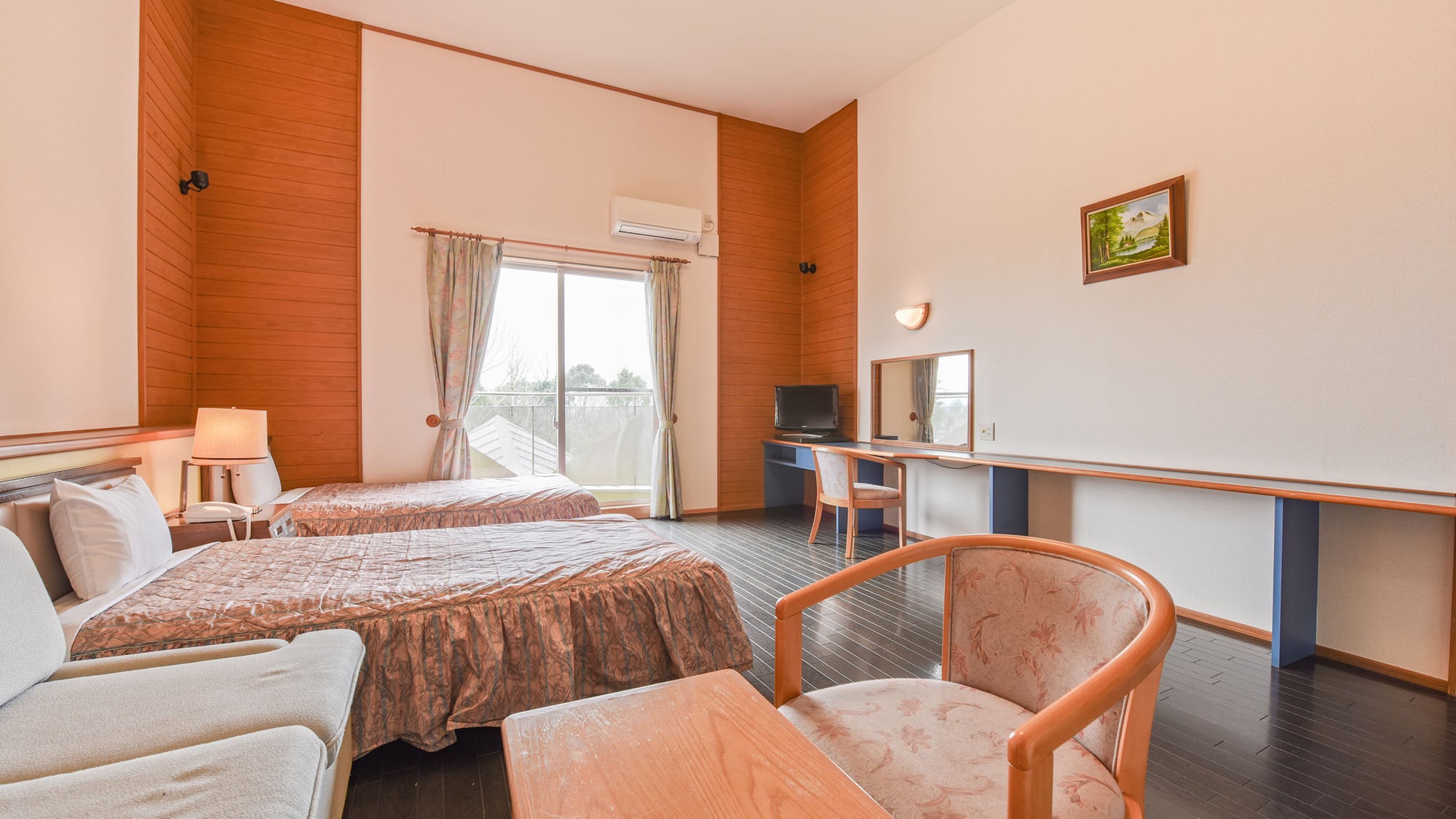 * [Example of a Western-style room] A bright and airy Western-style room. Please relax in bed.