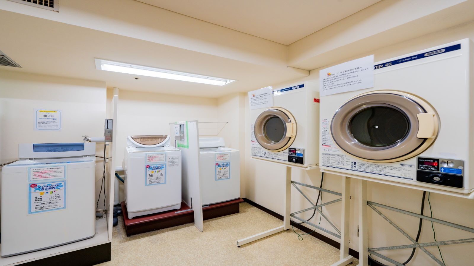 [Coin laundry] Washing machine: 1 time / 200 yen Dryer: 1 time / 100 yen Detergent is sold at the front desk!