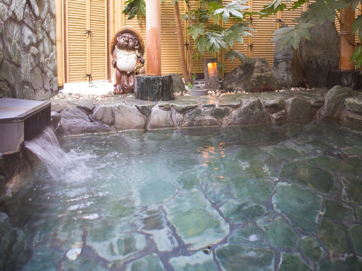 The gentle texture of the hot water may make your skin moist after bathing.