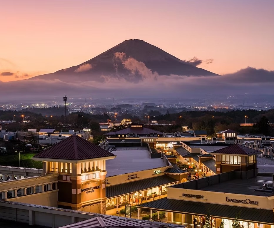 ・[Izu Tourism] Gotemba Premium Outlets, a vast outlet mall with a view of Mt. Fuji, is about 45 minutes by car