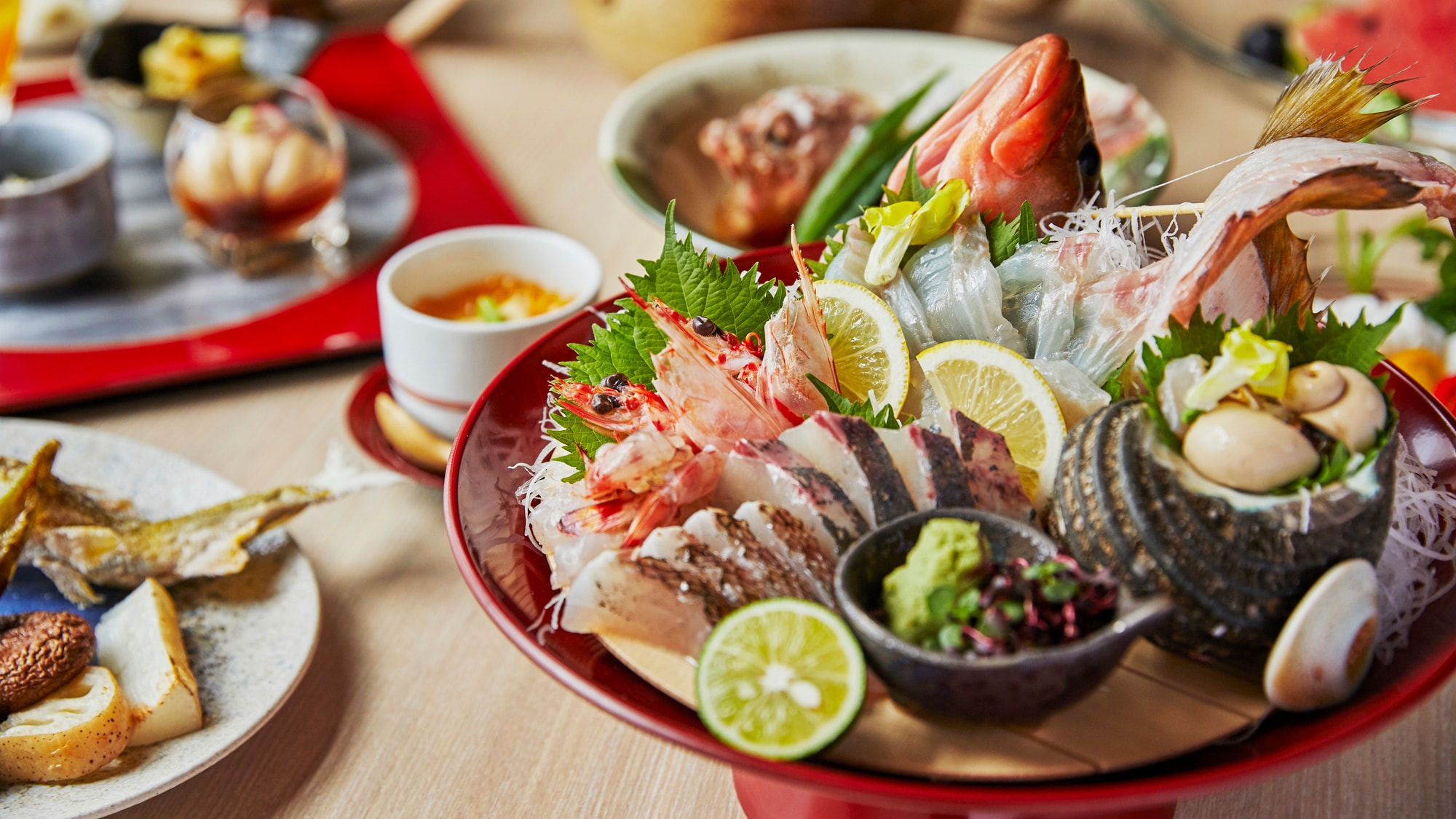 晚餐：以精心烹制的当地特色菜为主的套餐。