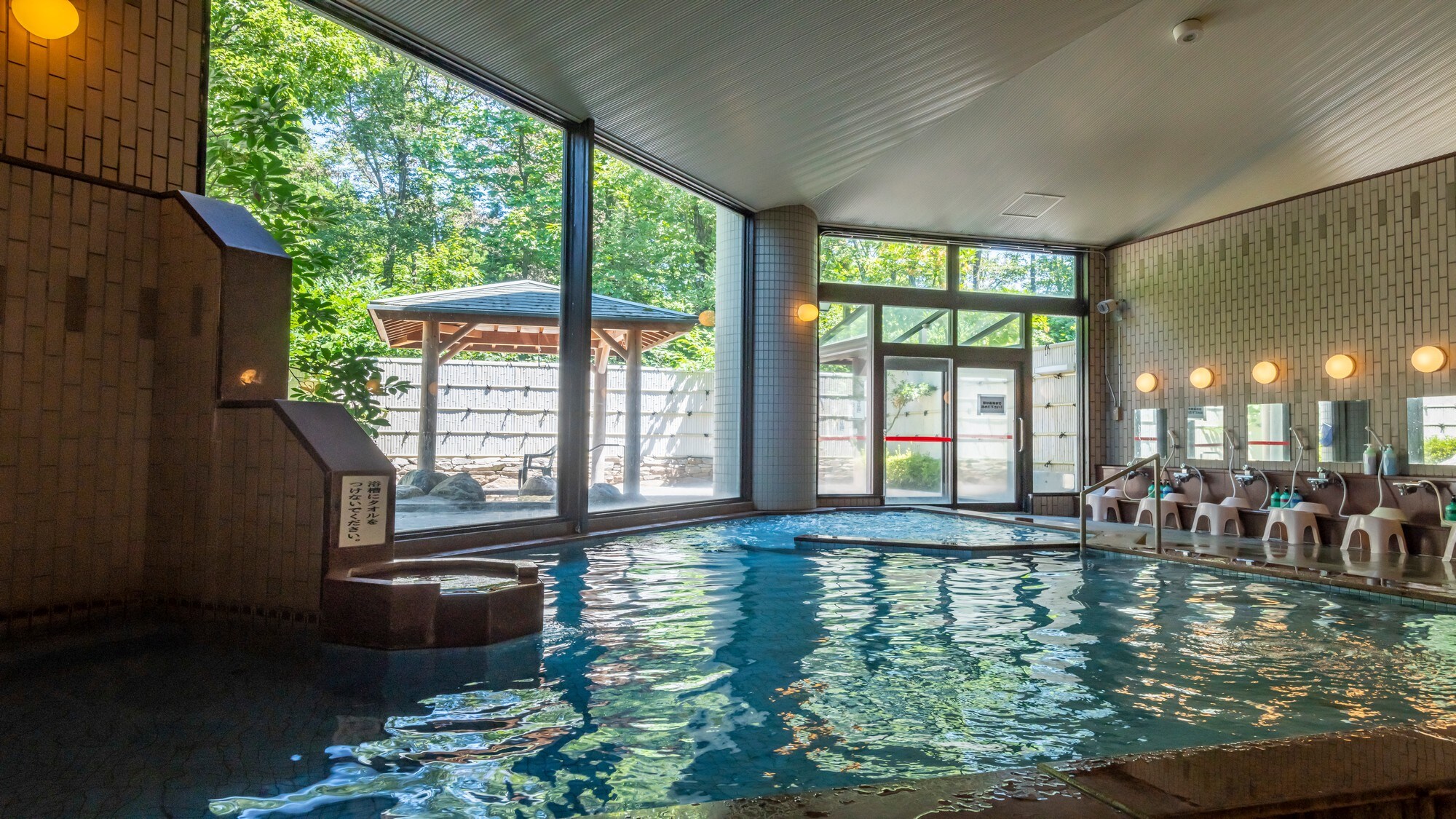 밖의 경치가 반사되어 치유의 공간이 퍼집니다