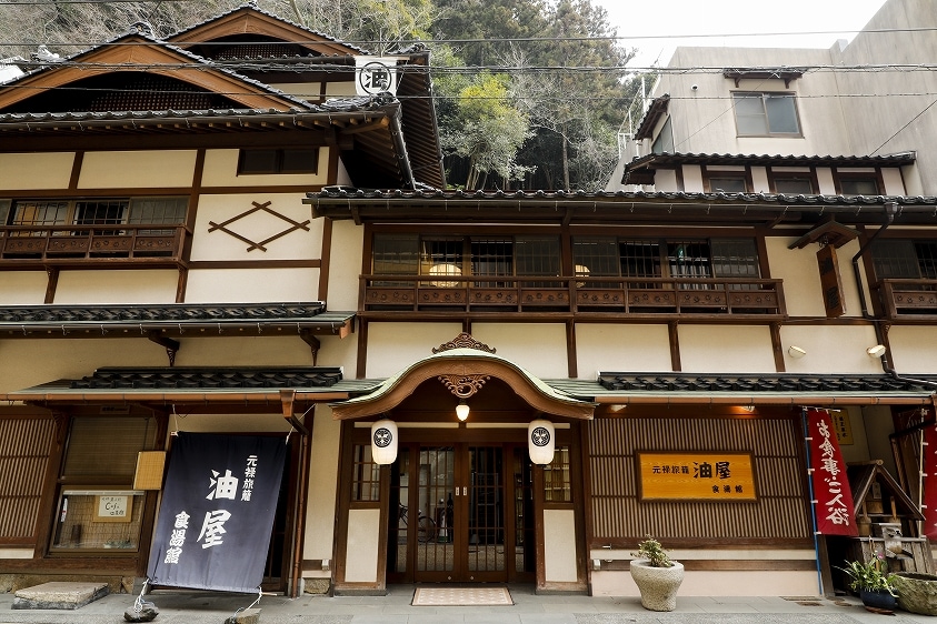 Exterior_It is a three-story building from the Meiji era. (Food bath)