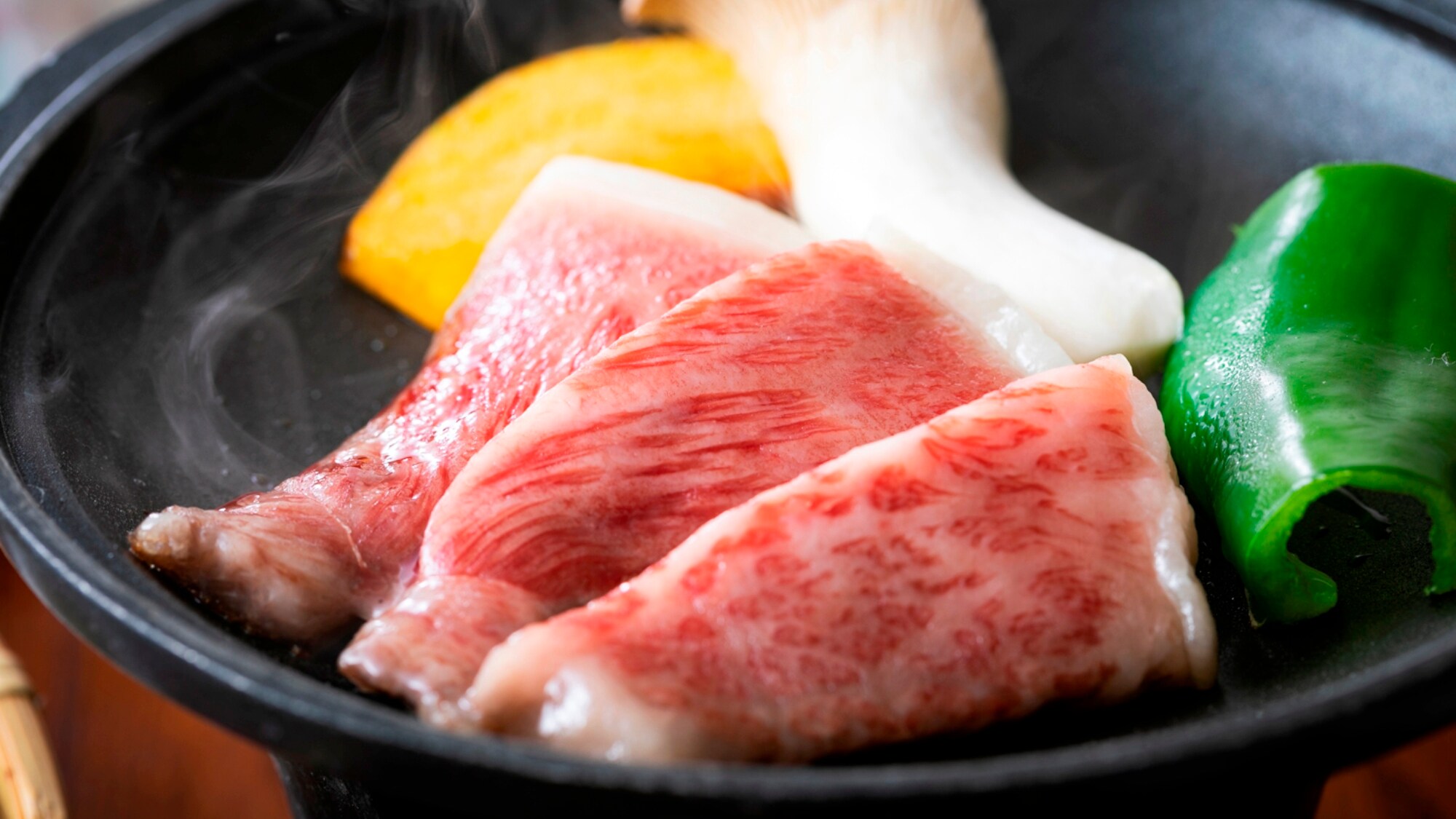 [Dinner example] Ceramic-plate grilled Saga beef, raised in the mild climate unique to Saga Prefecture, with its delicious water and clear air.