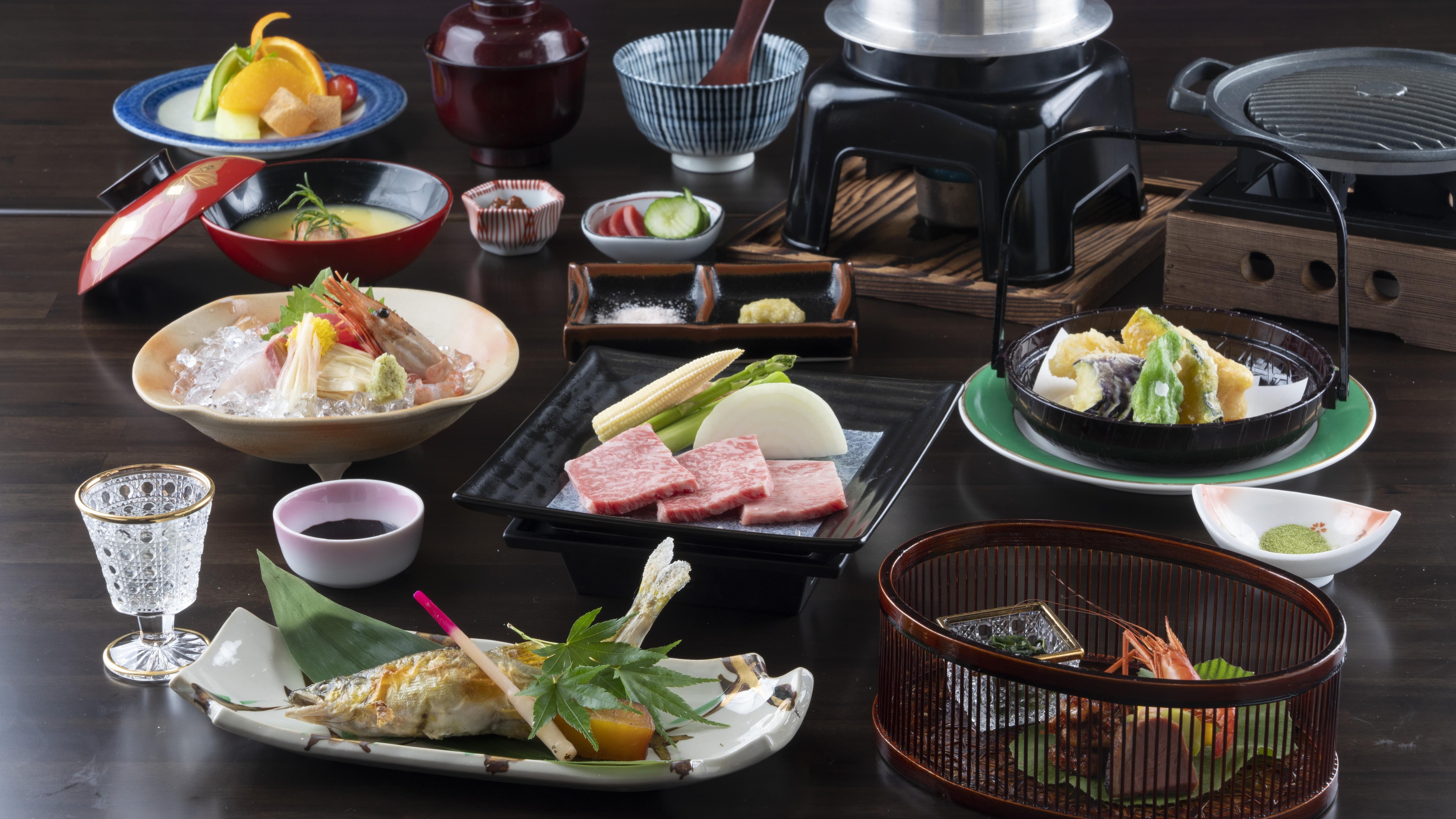 We serve kaiseki meals using local ingredients such as Hida beef and sweetfish.