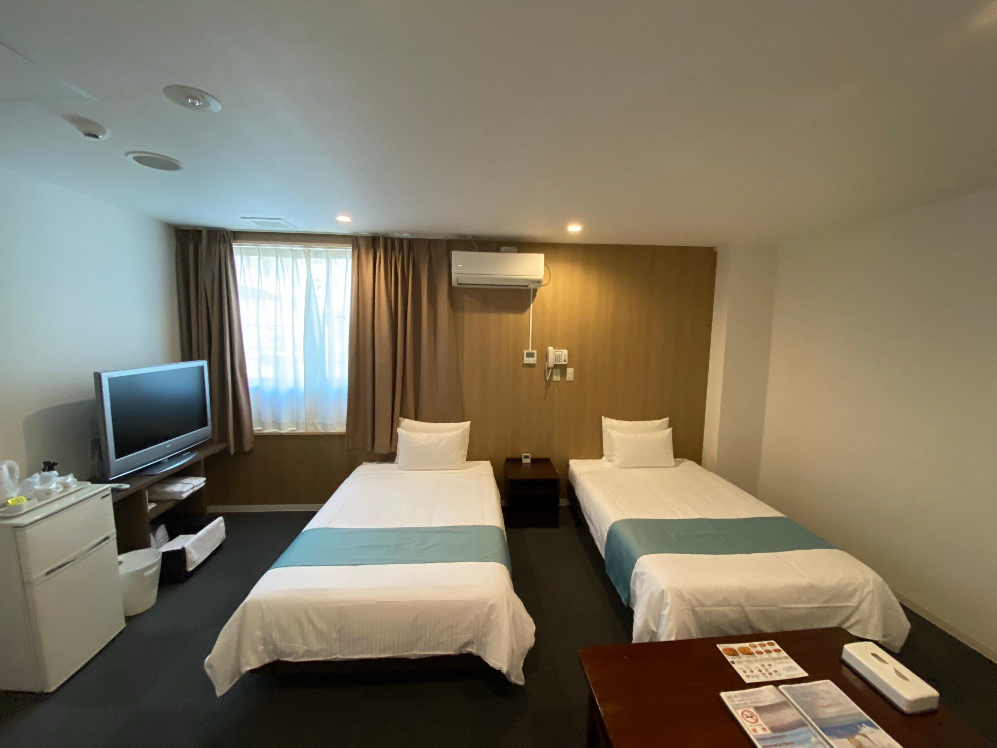 * Twin (bed width 100 cm) / All rooms are non-smoking and 27 square meters.