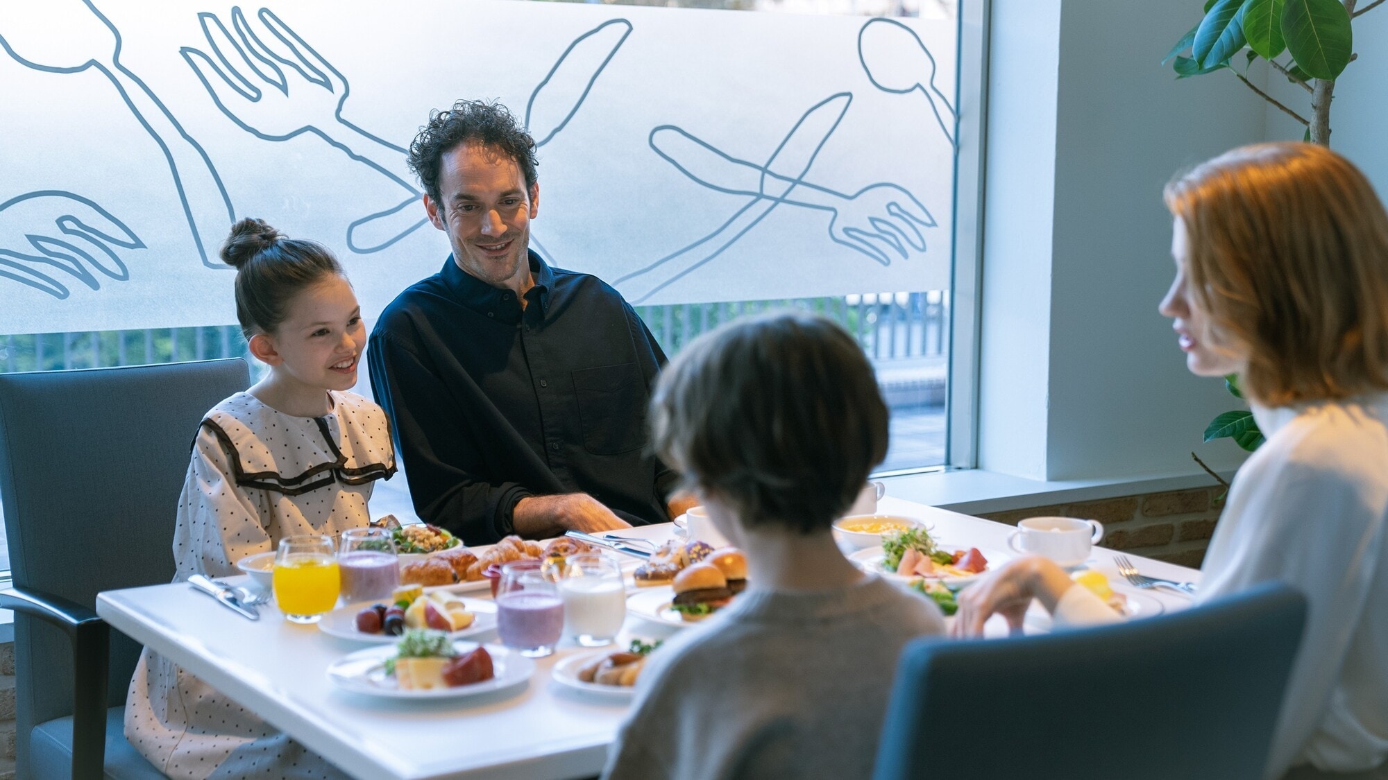 柔らかな光が差し込む明るい店内