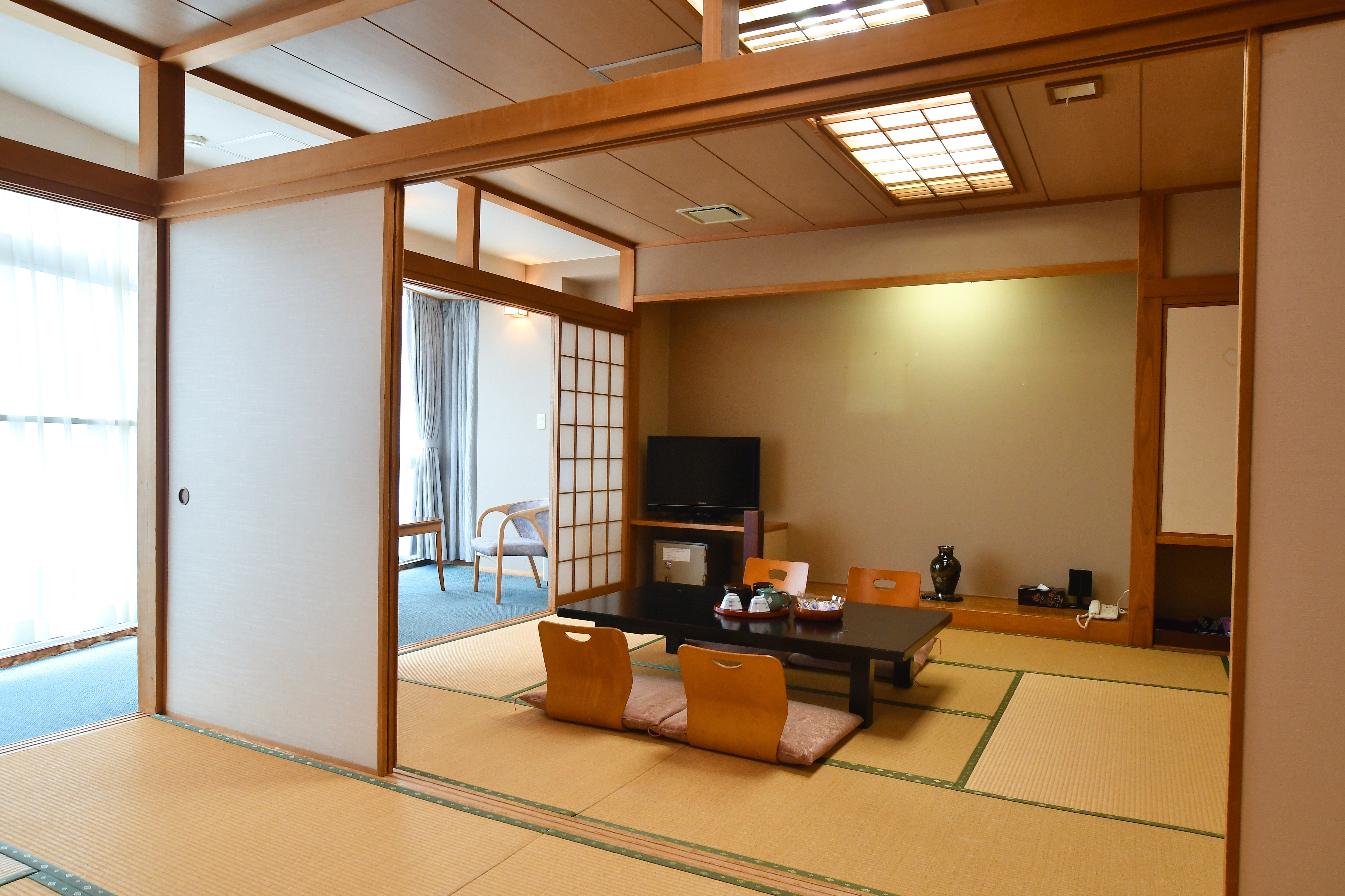 최대 8명까지 이용할 수 있는 넓은 일본식 방 2간
