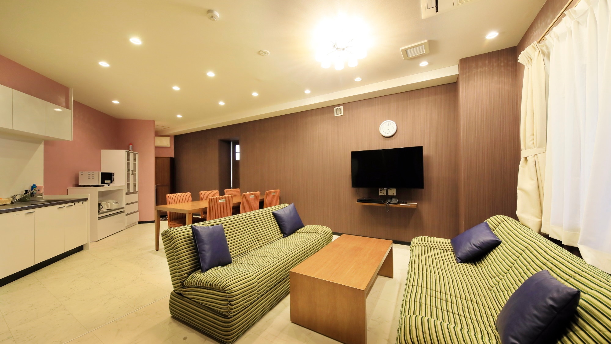 [An example of a pet-friendly deluxe room] This room comes with a kitchen, so you can dine with your pet without worry.