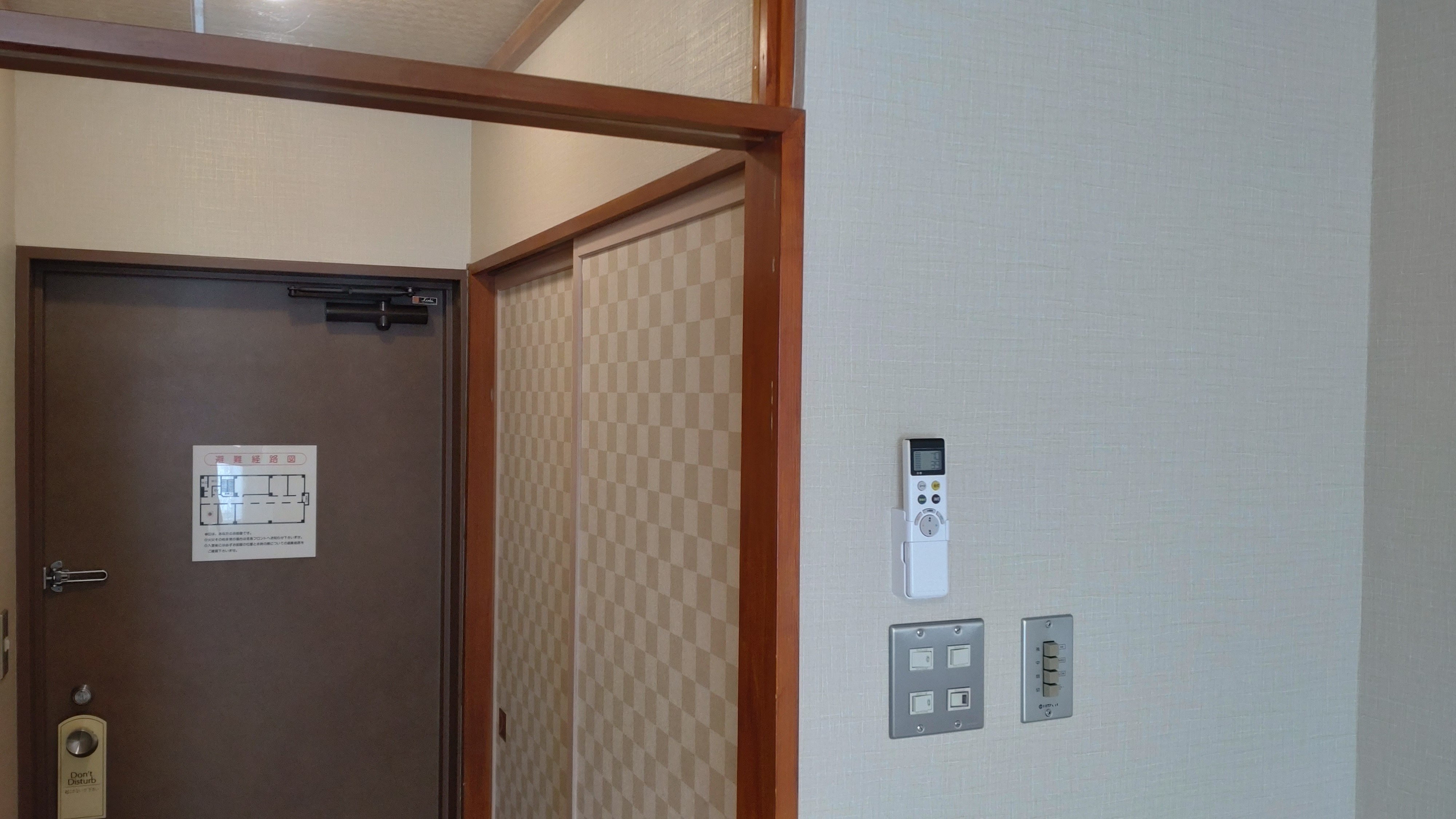 ◆Electric remote control, heating and cooling switch/Japanese-style room (6 tatami mats)