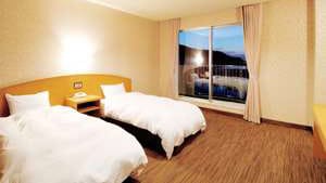 [28.8 sqm] You can stay more reasonably in a slightly compact mountain side Western-style twin room.