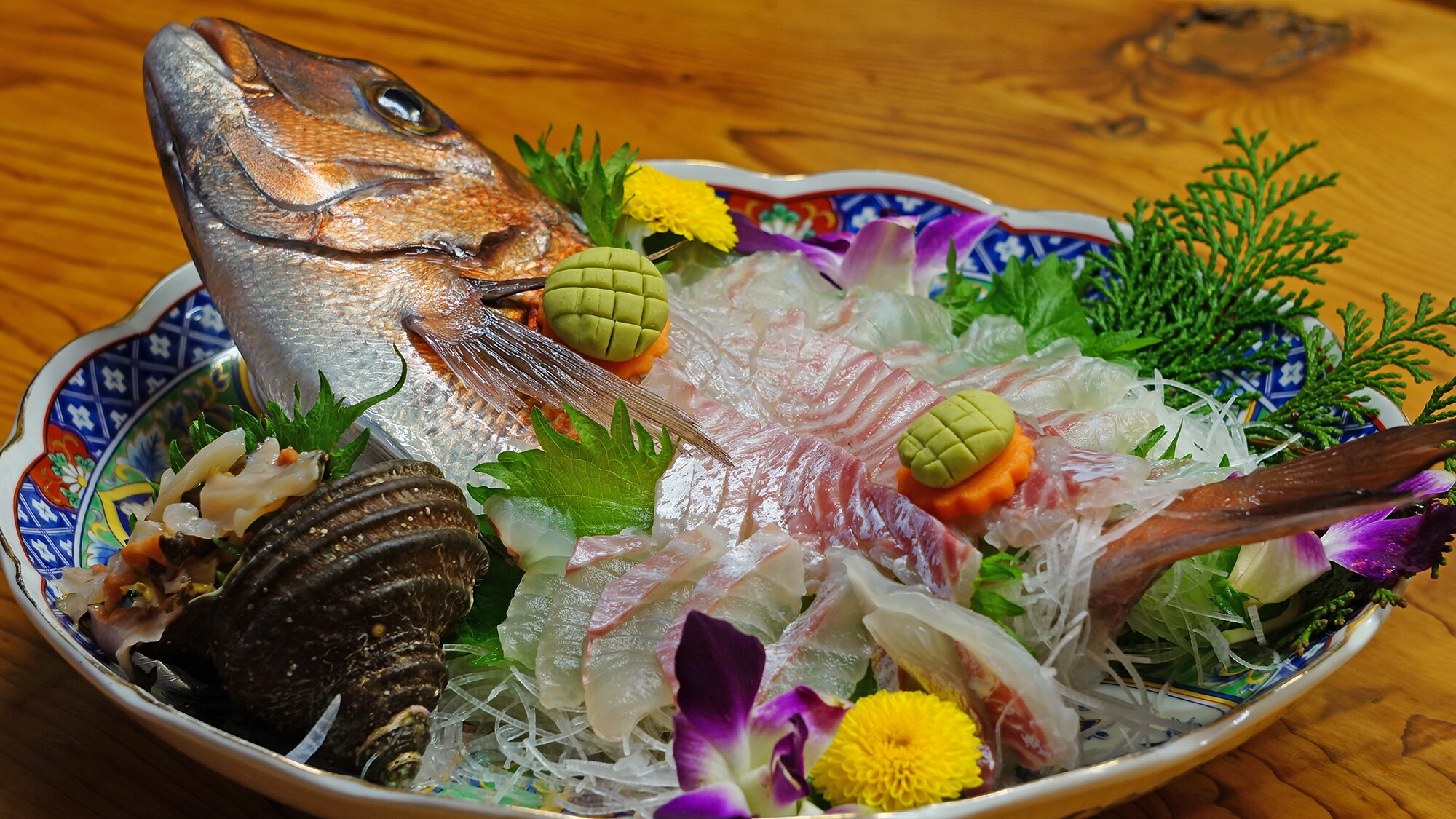We accept from 4 people making live sea bream.