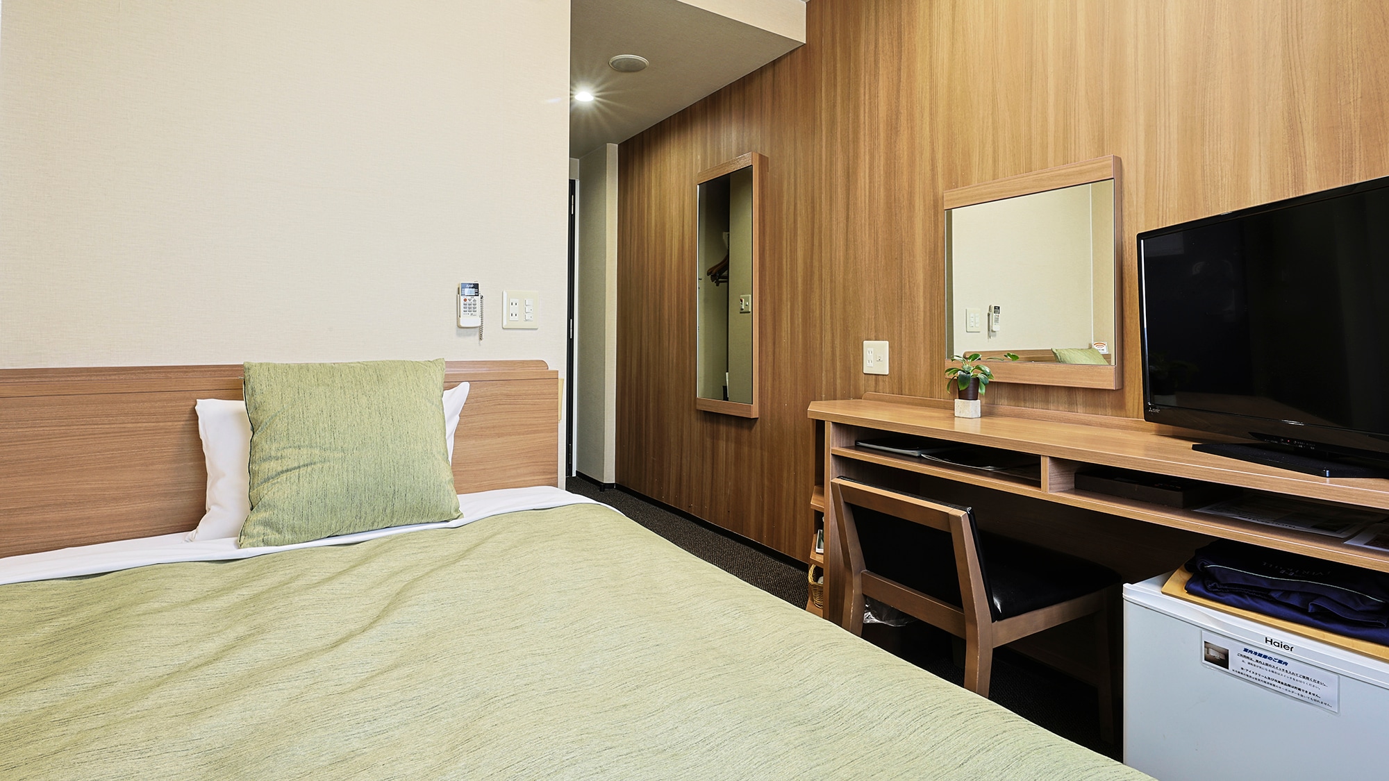 [Semi-double] A warm and clean space with a wood grain design.