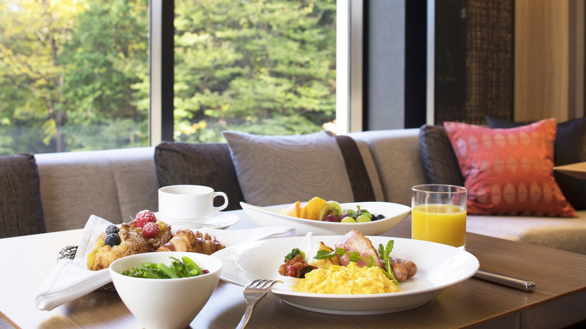 A Western buffet is served for breakfast in the club lounge.