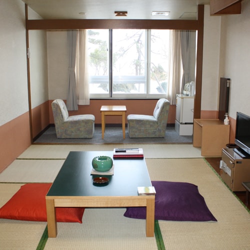 [1st floor] Japanese-style room with 8 tatami mats facing the lake