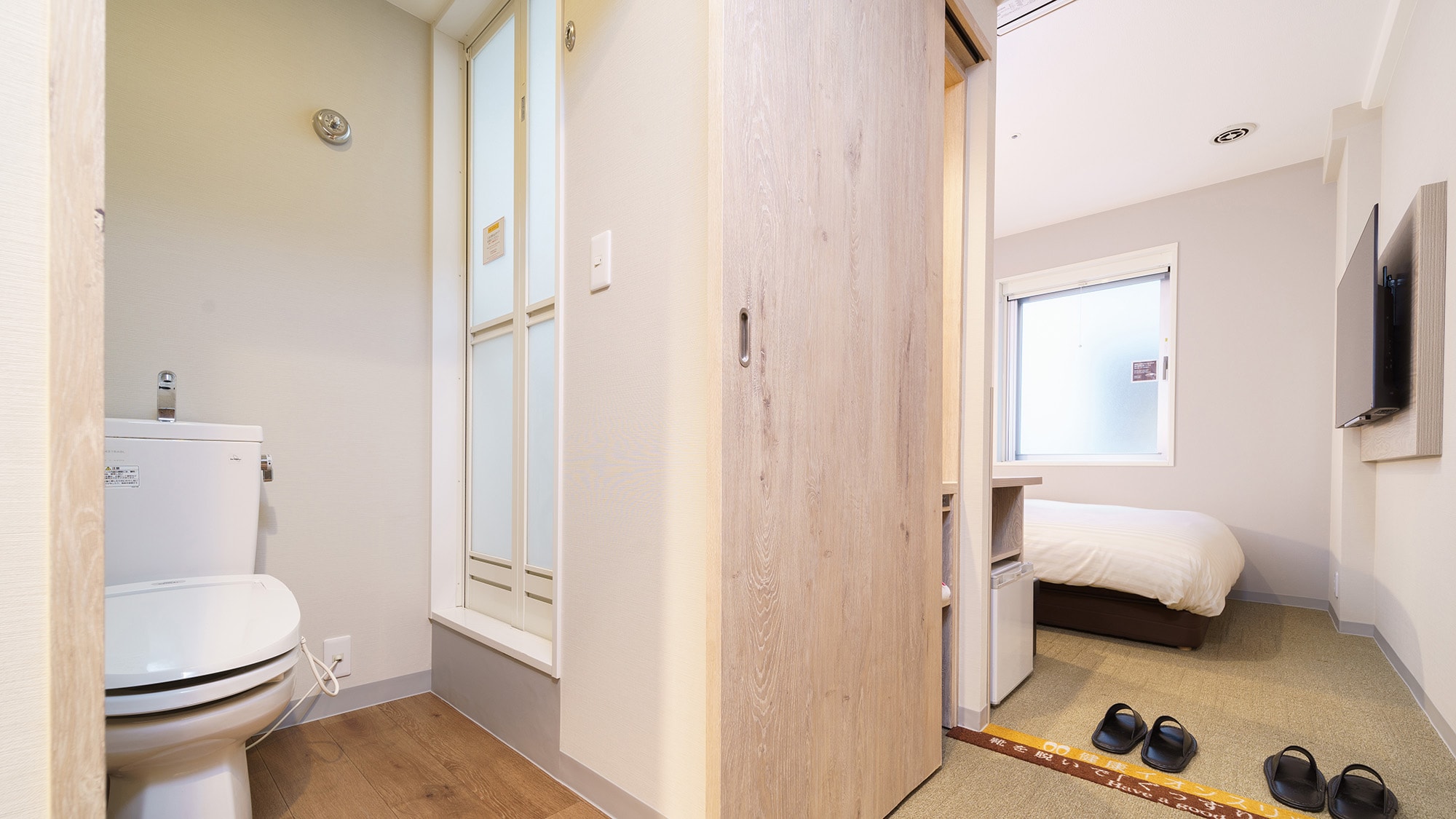 Phòng này rộng hơn phòng tiêu chuẩn khoảng 1,5 tấm chiếu tatami.