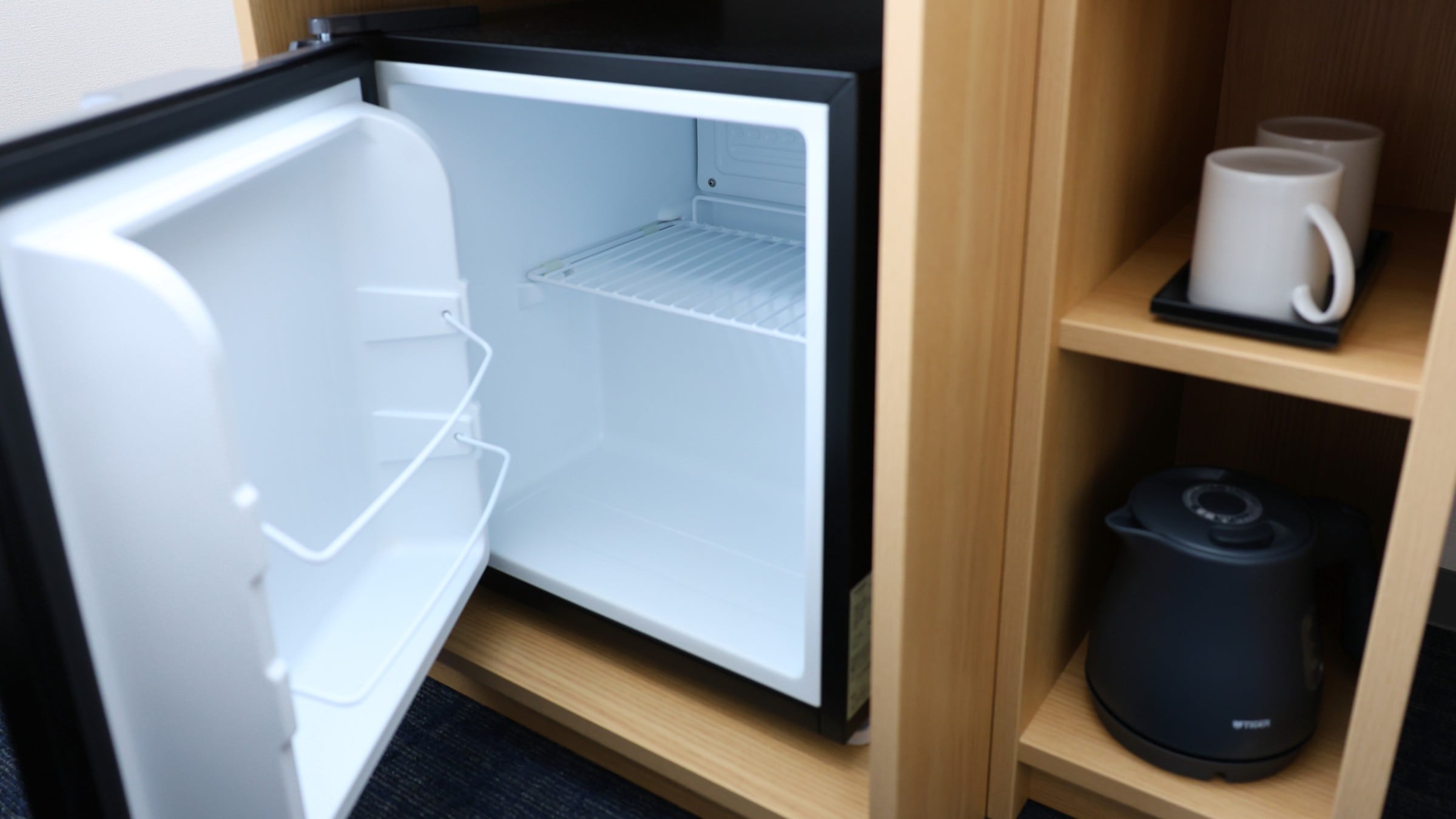 Non-smoking > Twin room with refrigerator