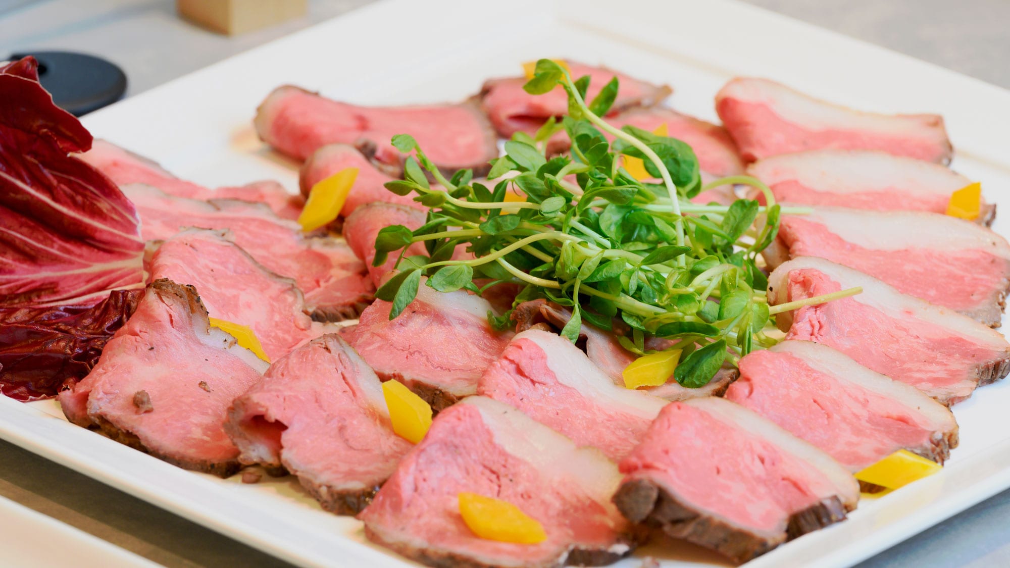 【自助晚餐】特色烤牛肉，肉味鮮美