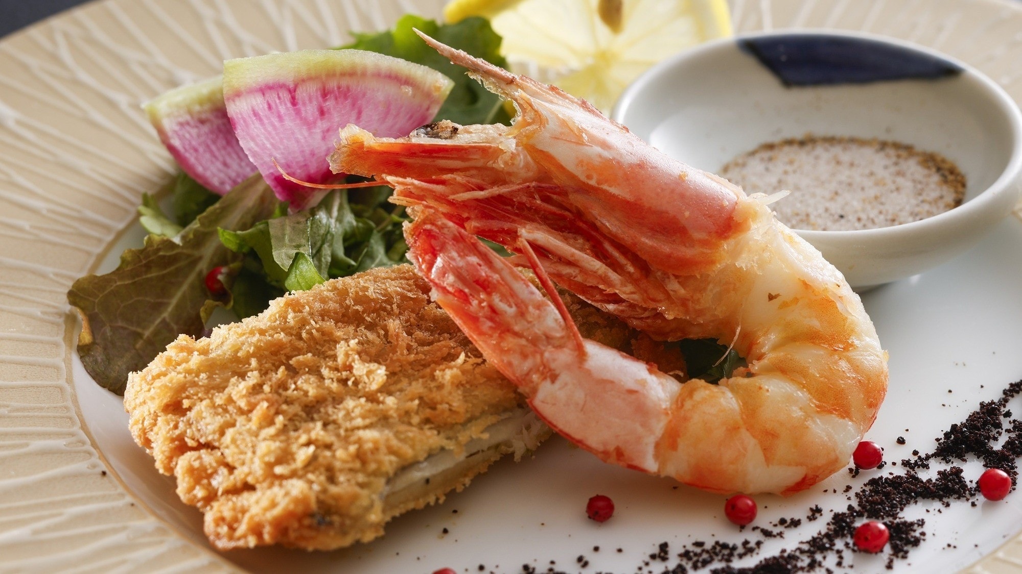 Deep-fried shrimp with heads on and deep-fried hairtail fish with herbs, served with sansho pepper salt.