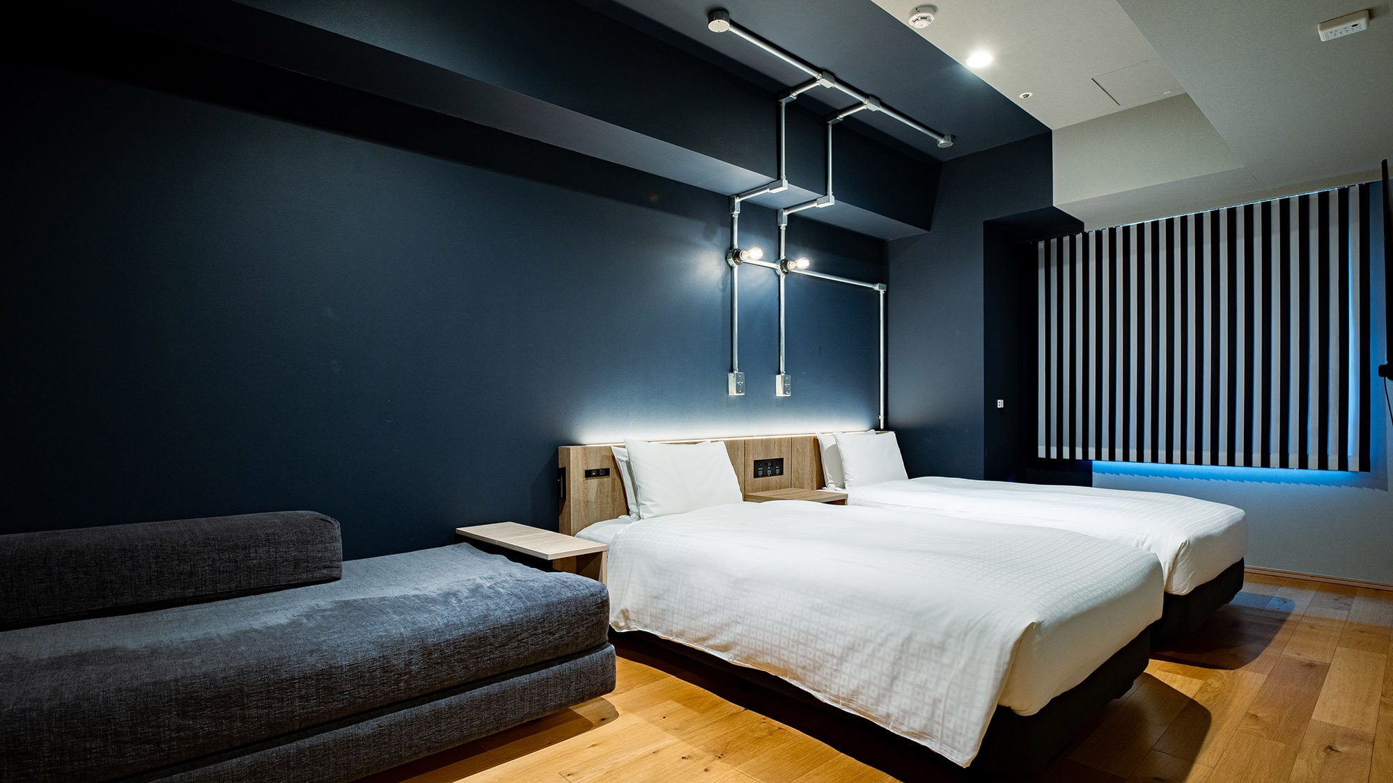 ห้องพักพรีเมียร์ทวินรูม | 26 ตร.ม. / พักได้ 3 ท่าน / 2 เตียง (กว้าง 110 ซม.), 1 โซฟาเบด / ห้องน้ำพร้อมพื้นที่อาบน้ำแยกต่างหาก