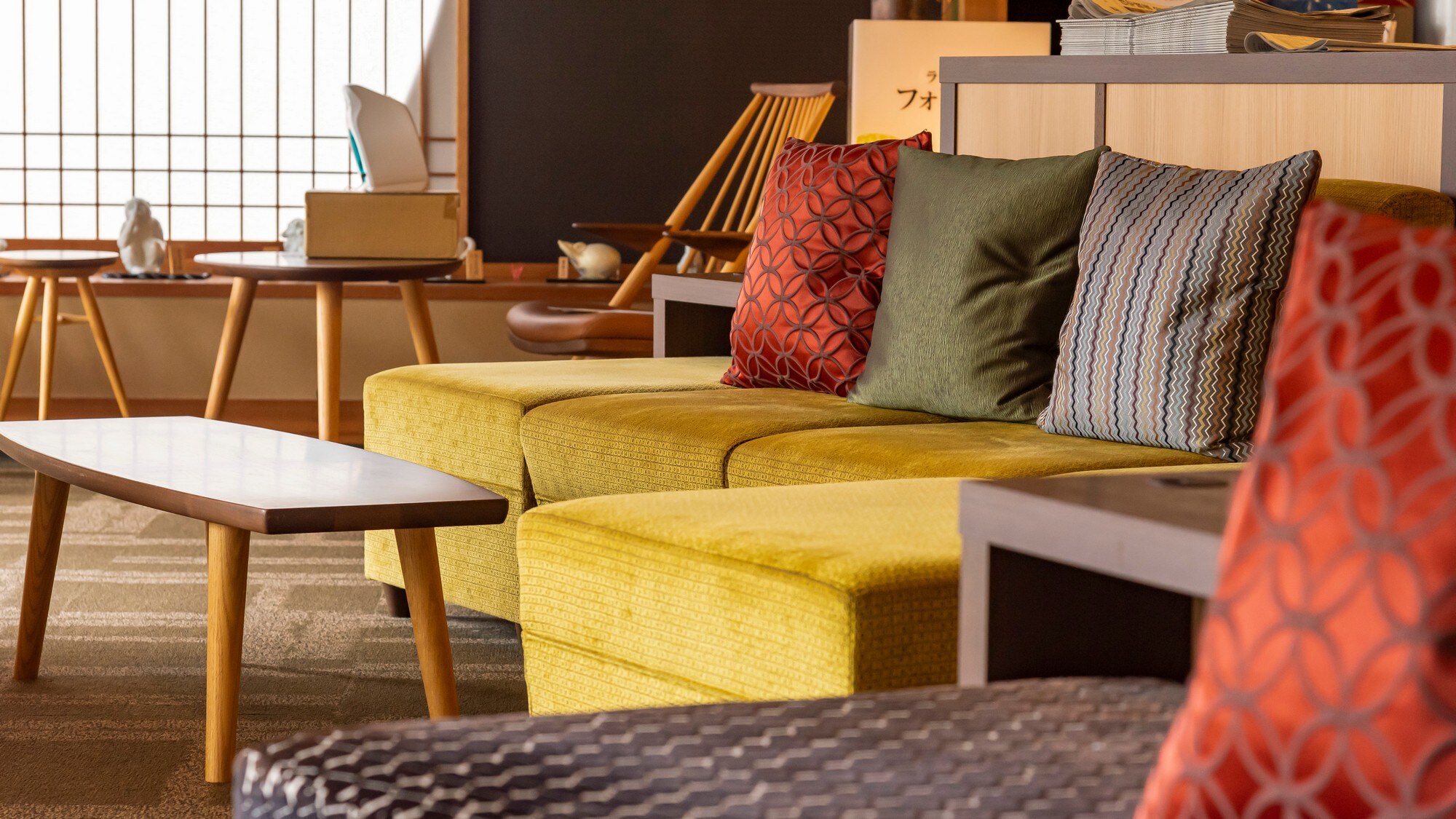 Fashionable lounge sofa. You can also enjoy newspapers, magazines, books, etc. here.
