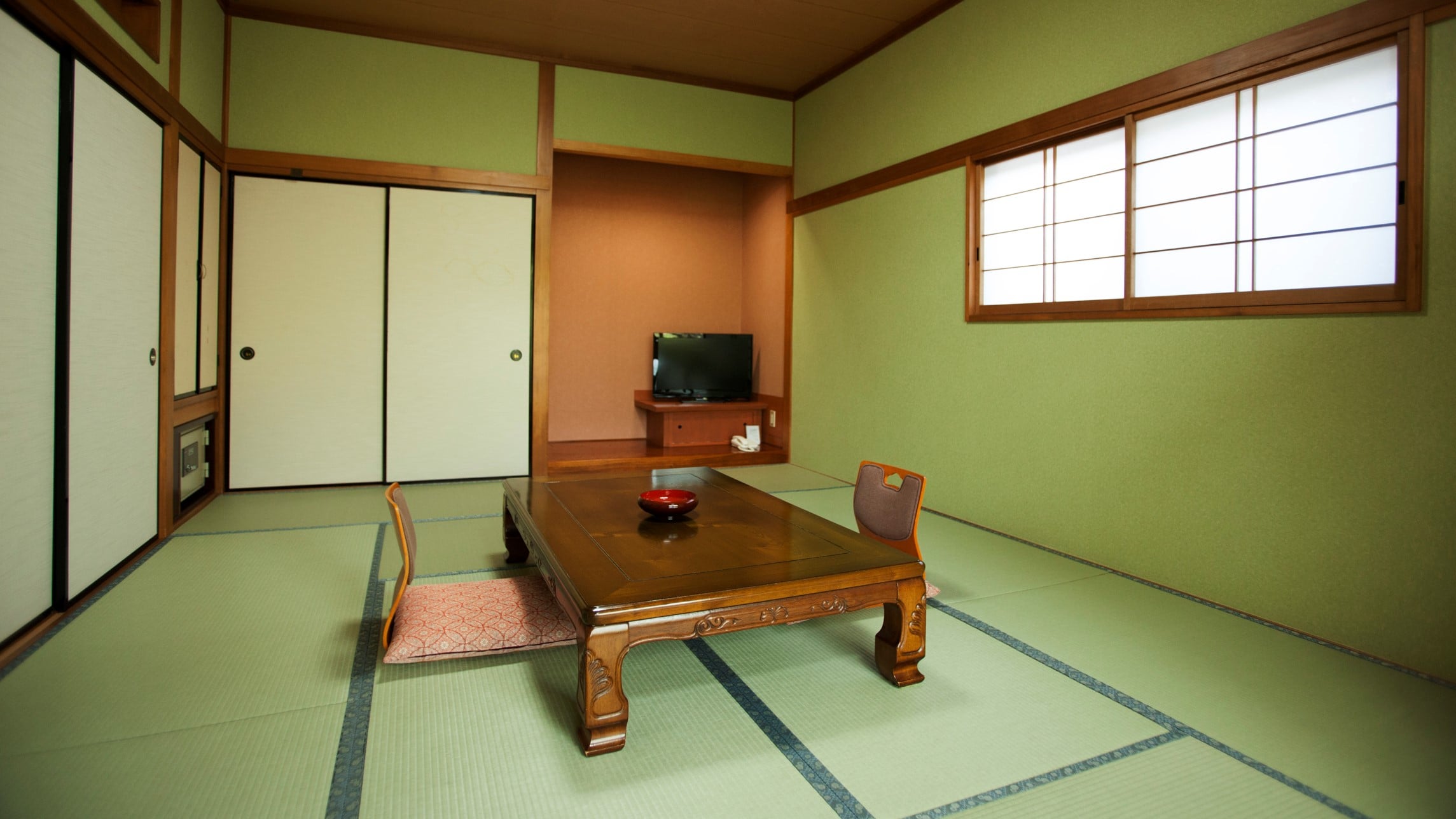 ◆ [Guest rooms: Japanese-style rooms 10 tatami mats + 4 tatami mats] All rooms offer a panoramic view of the Kinugawa River. (2)