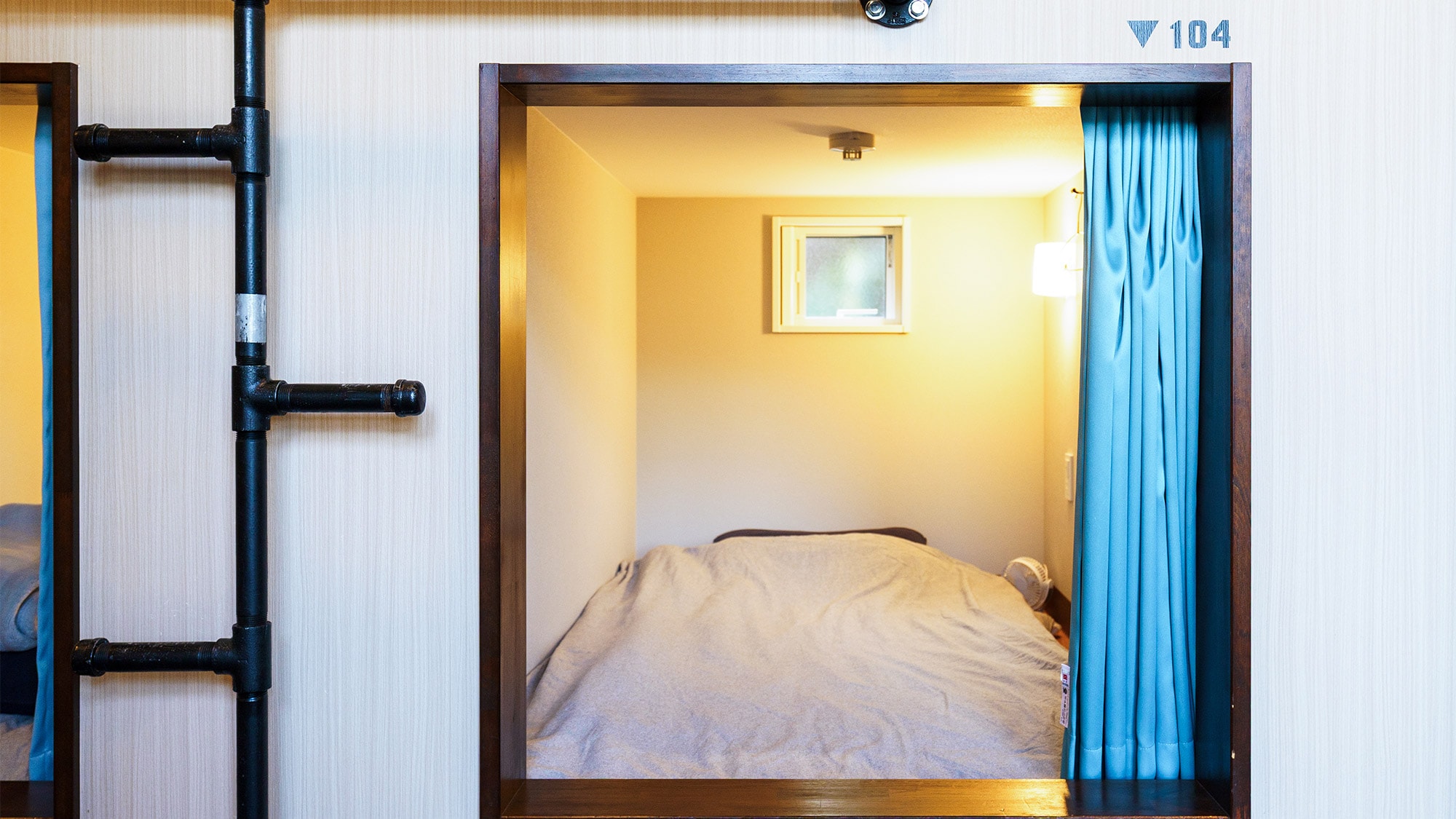 ・[Asrama] Pintu masuk setiap kamar dipisahkan oleh tirai, dan Anda dapat mengakses lantai dua melalui tangga besi.