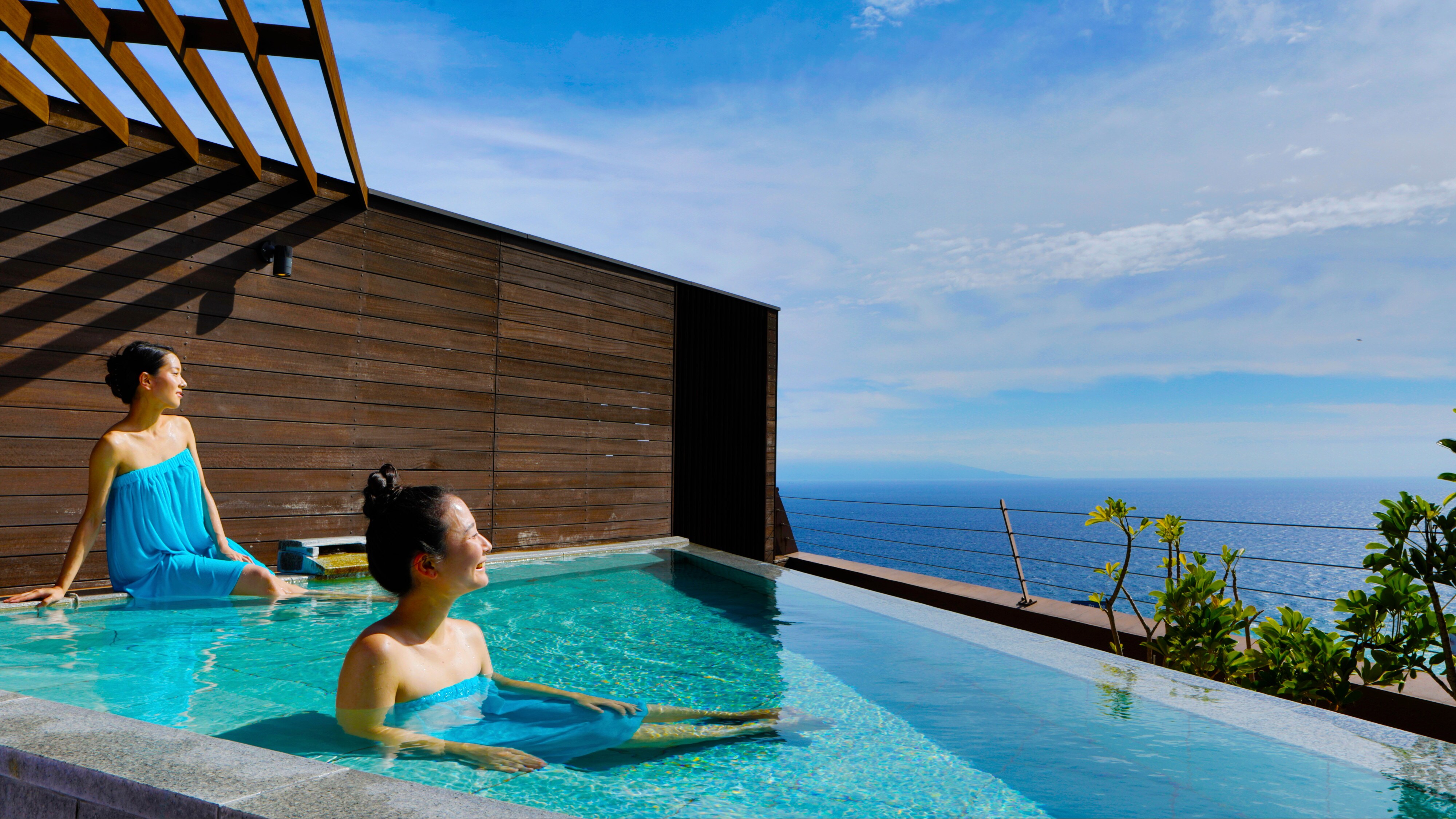 The open-air bath gives you a sense of freedom and you can feel one with the sky and the sea.