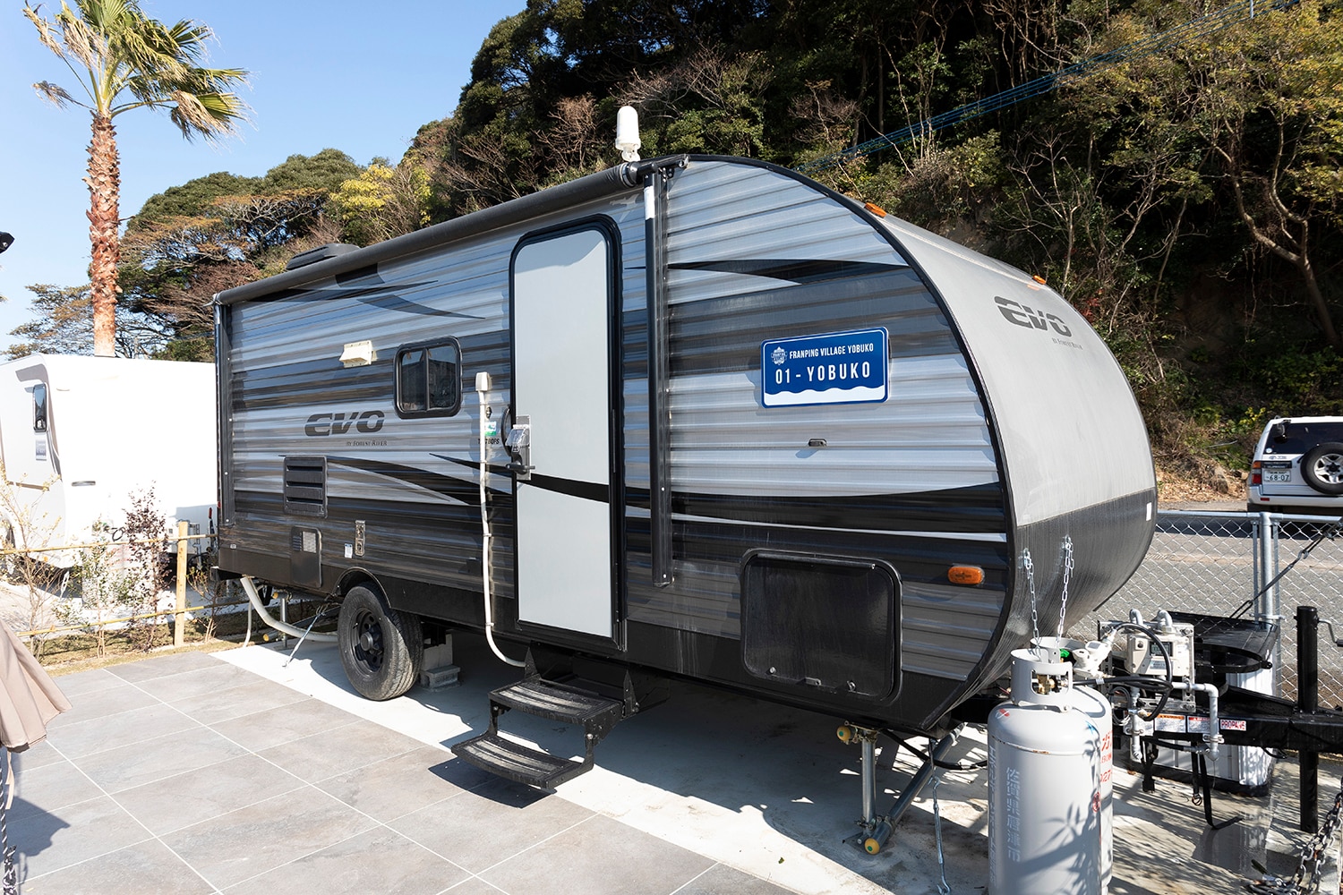 Trailer 01_Trailer exterior
