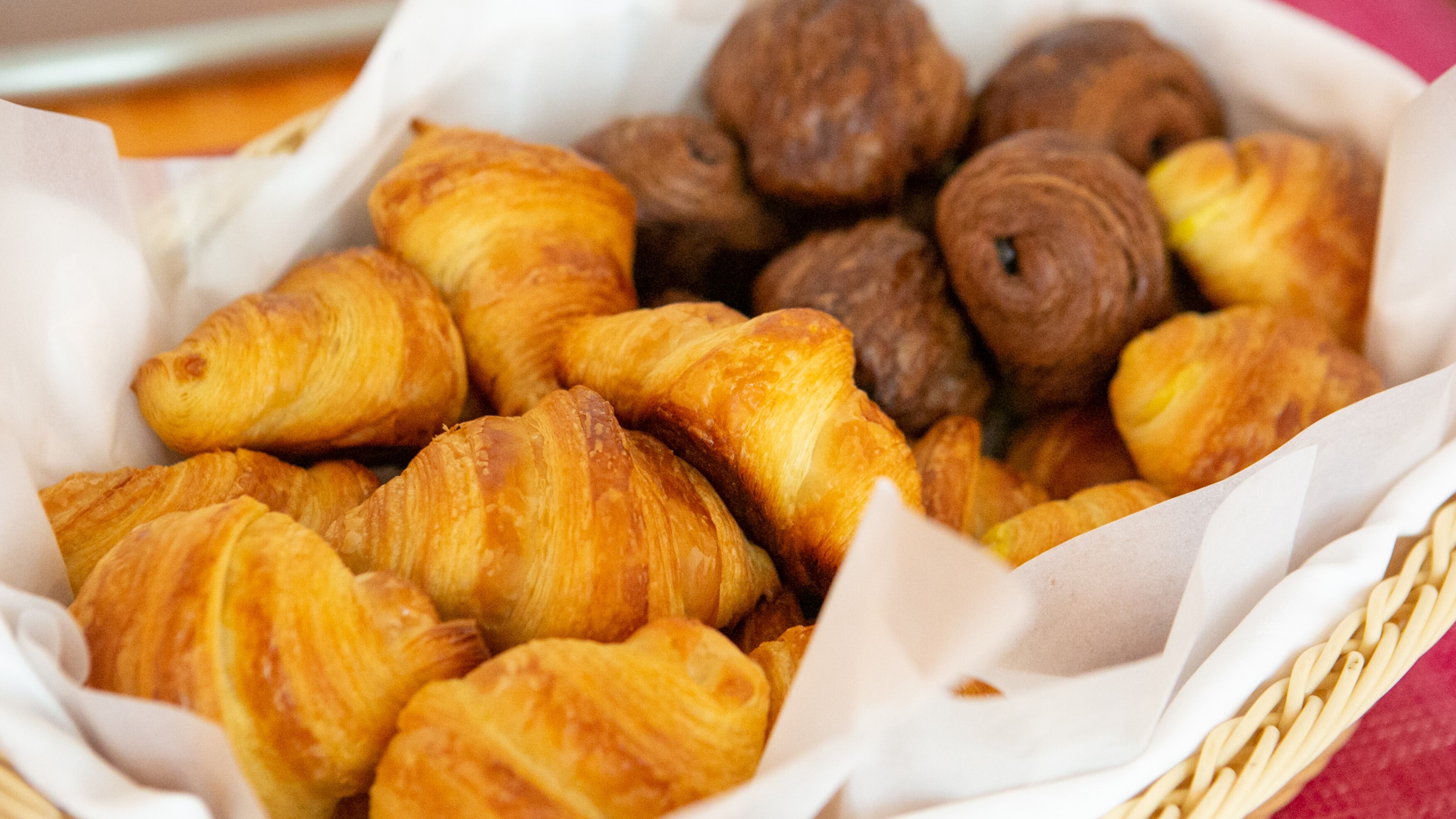 Bữa sáng--Bánh mì với mùi thơm khó cưỡng của bánh mì mới nướng--