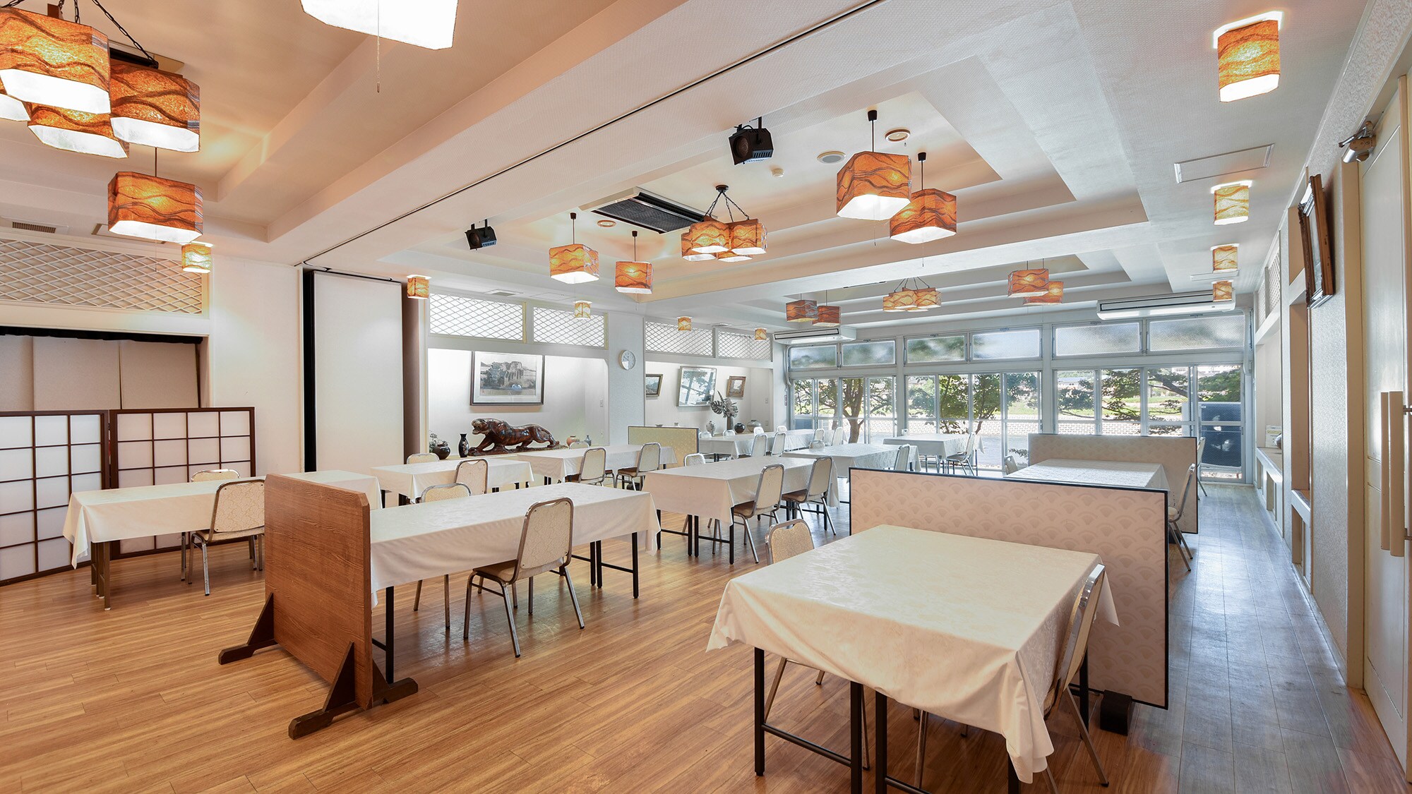 *[Restaurant] Breakfast is served in a bright venue by the river.