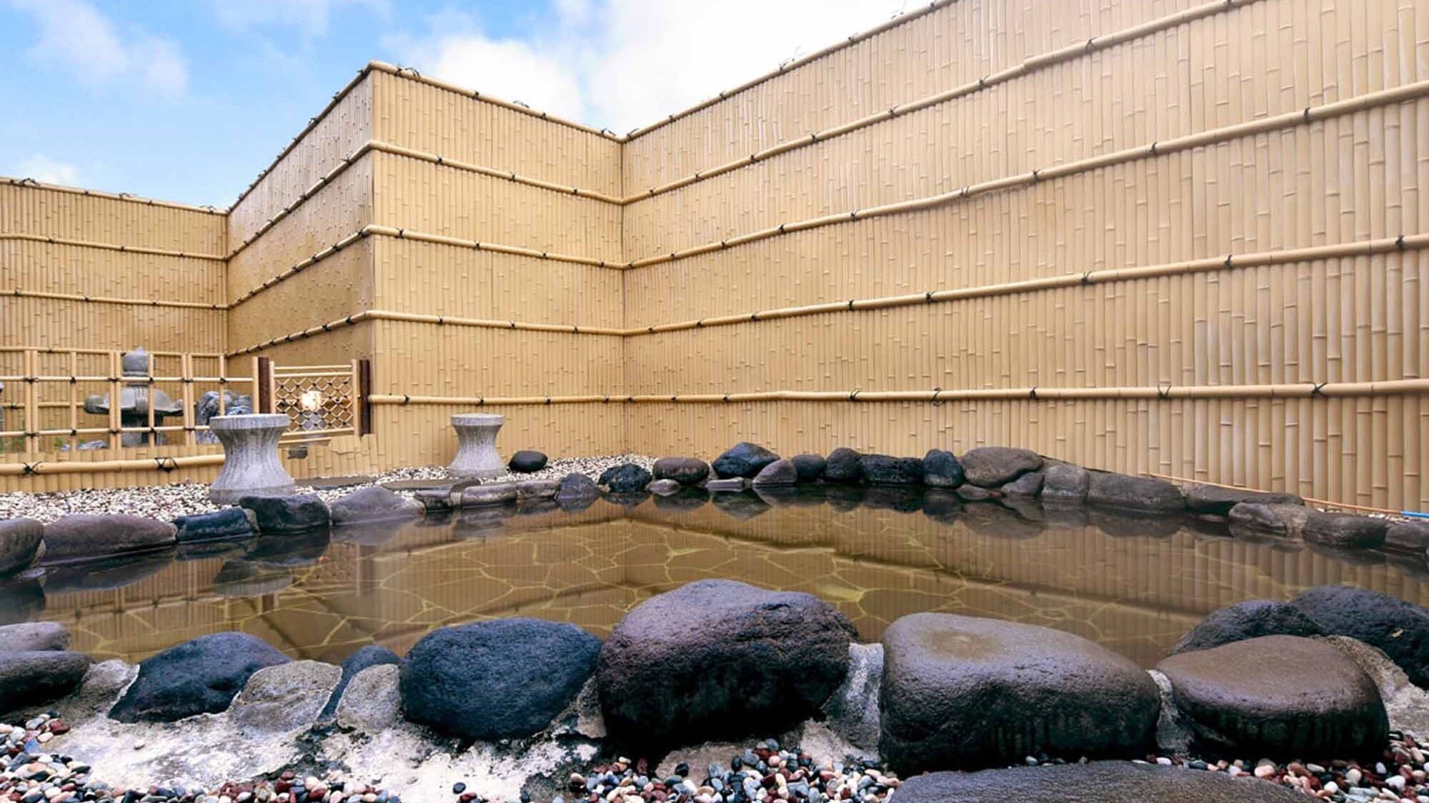 [Open-air bath] The hot springs are hard to cool, so they are called "hot water" by the locals.