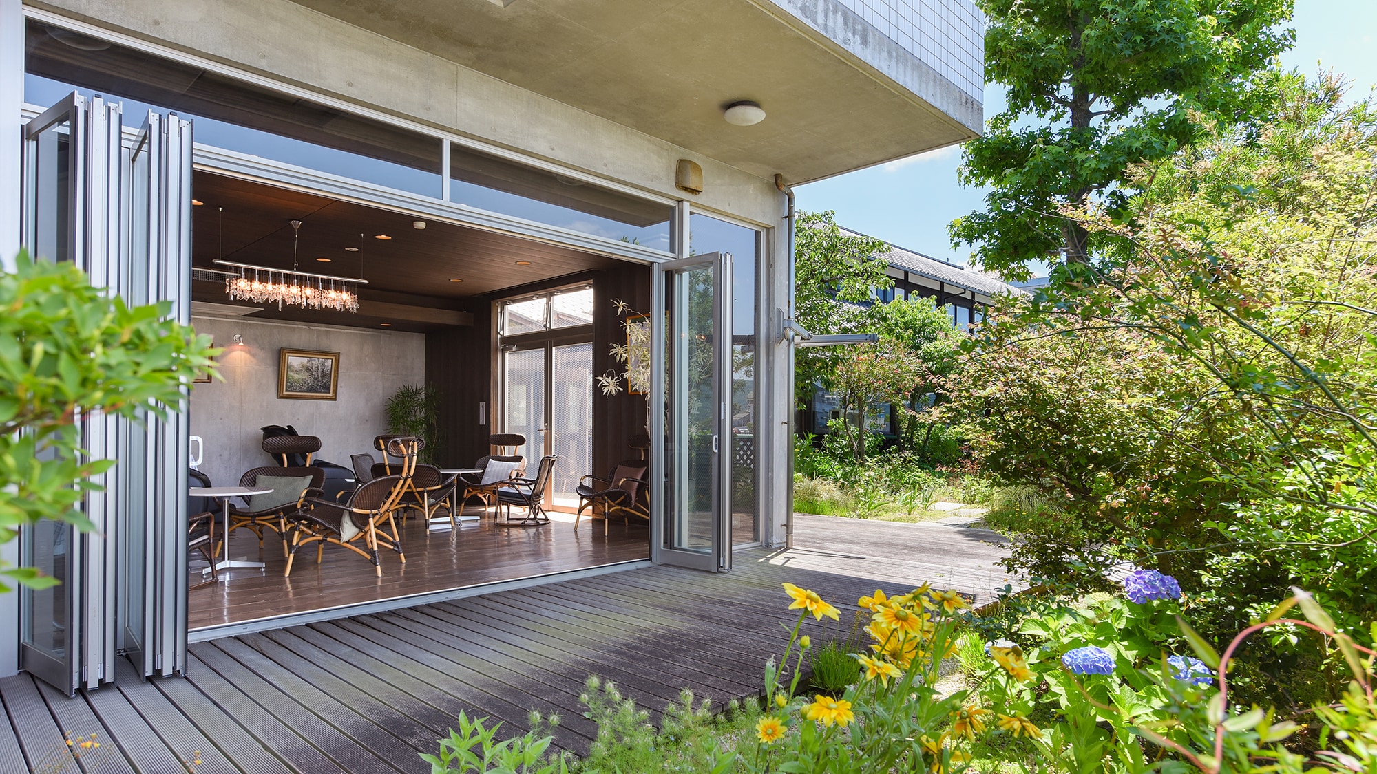 [เลานจ์ซึรุเอะ] ระเบียงชมพระอาทิตย์ตก คุณสามารถเพลิดเพลินกับทิวทัศน์แม่น้ำมัตสึโมโตะในยามเย็น