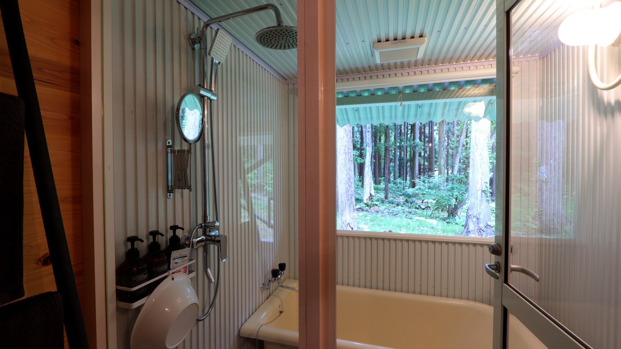 [Accommodation] You can enjoy the view of nature while soaking in the bath