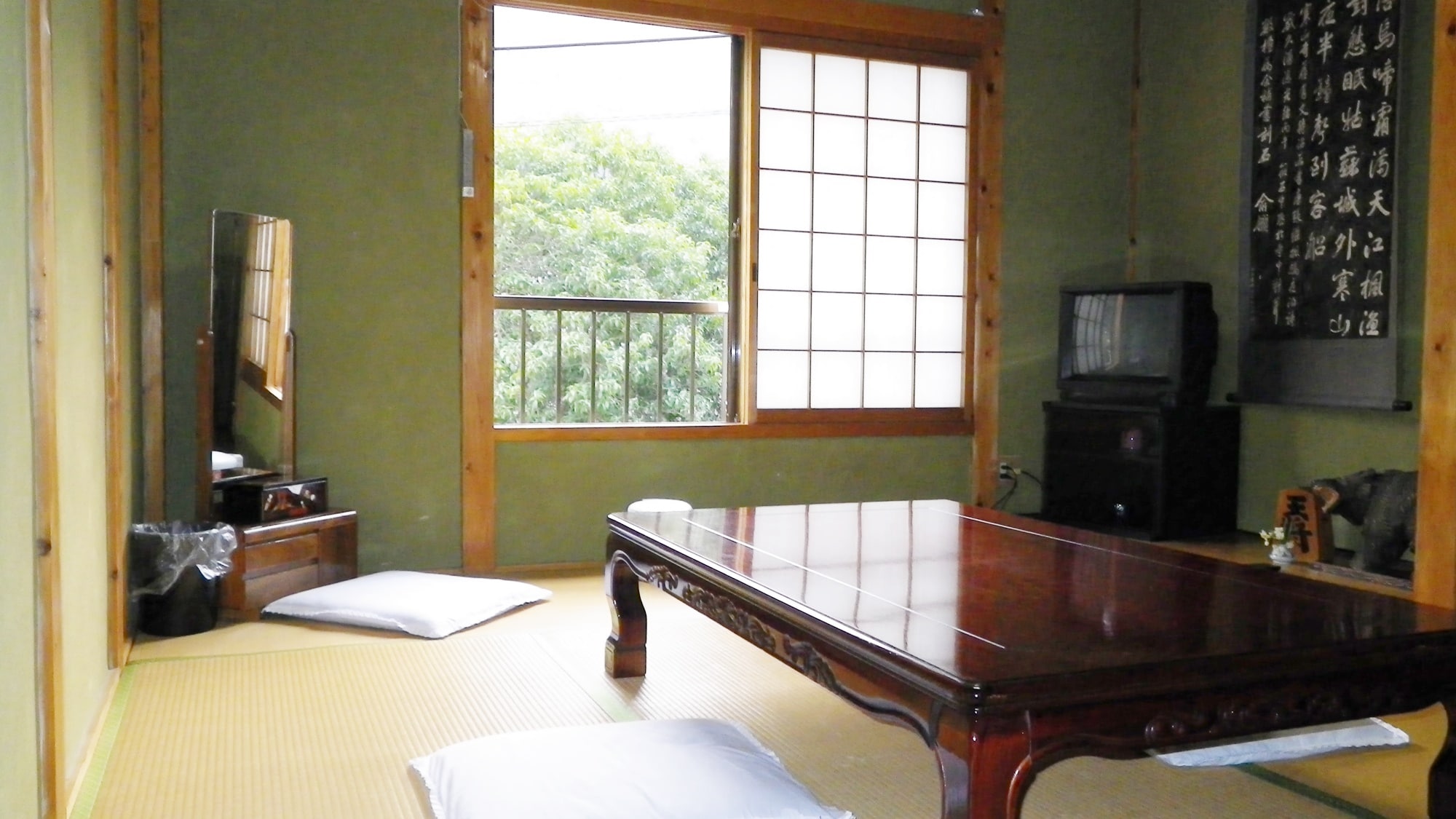 *[Guest room example]