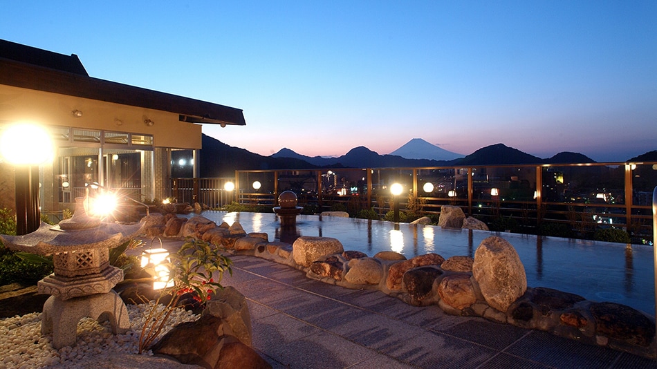 黄昏時にはライトアップされた露天風呂で幻想的な景色をお楽しみいただけます。