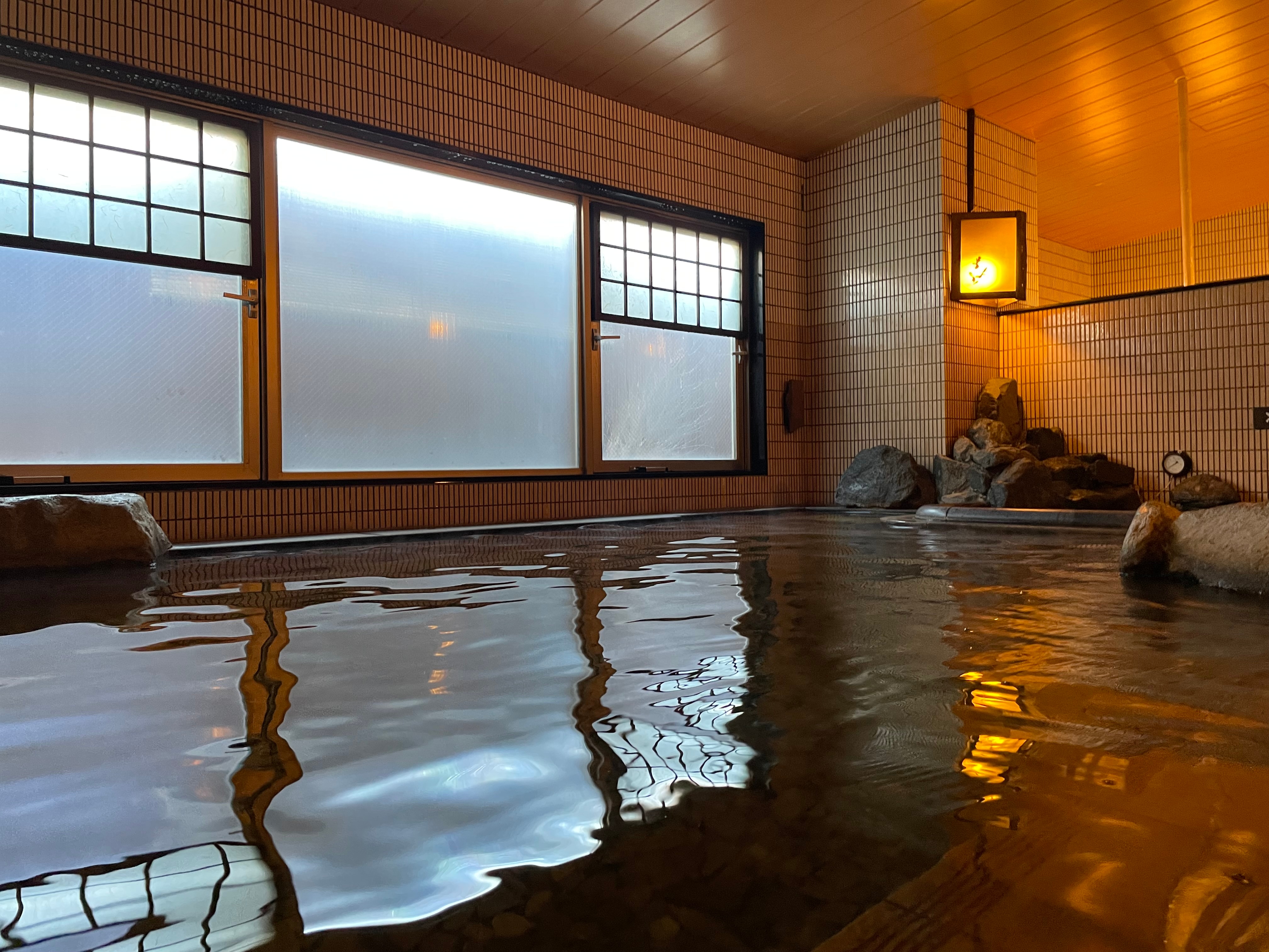 The large public bath using moor spring water is very popular!!